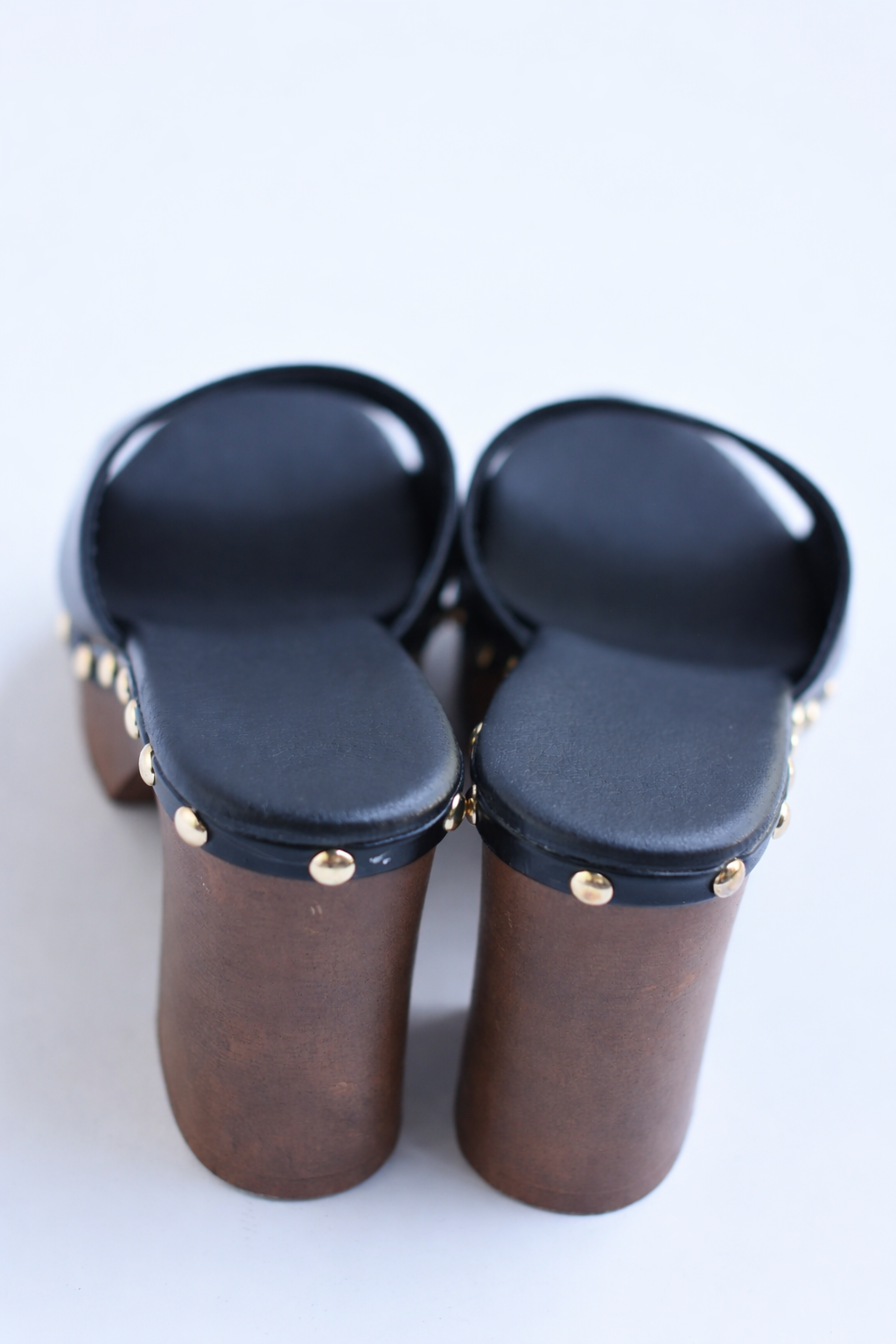 Sueco tacón con tachas