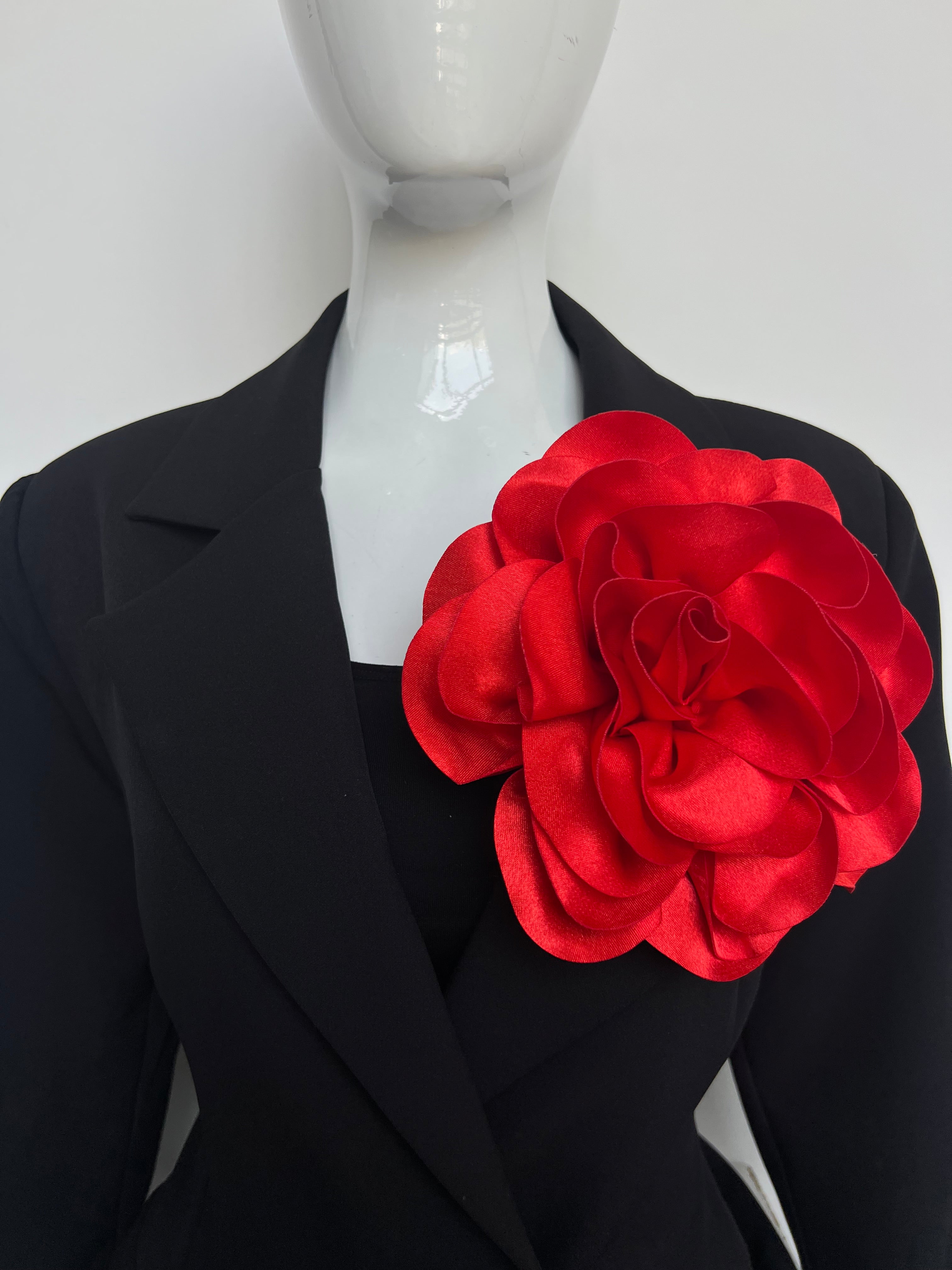 Broche flor satín