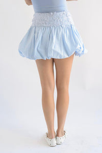 Fashion Styled Falda globo pretina flores bordadas Azul Baby