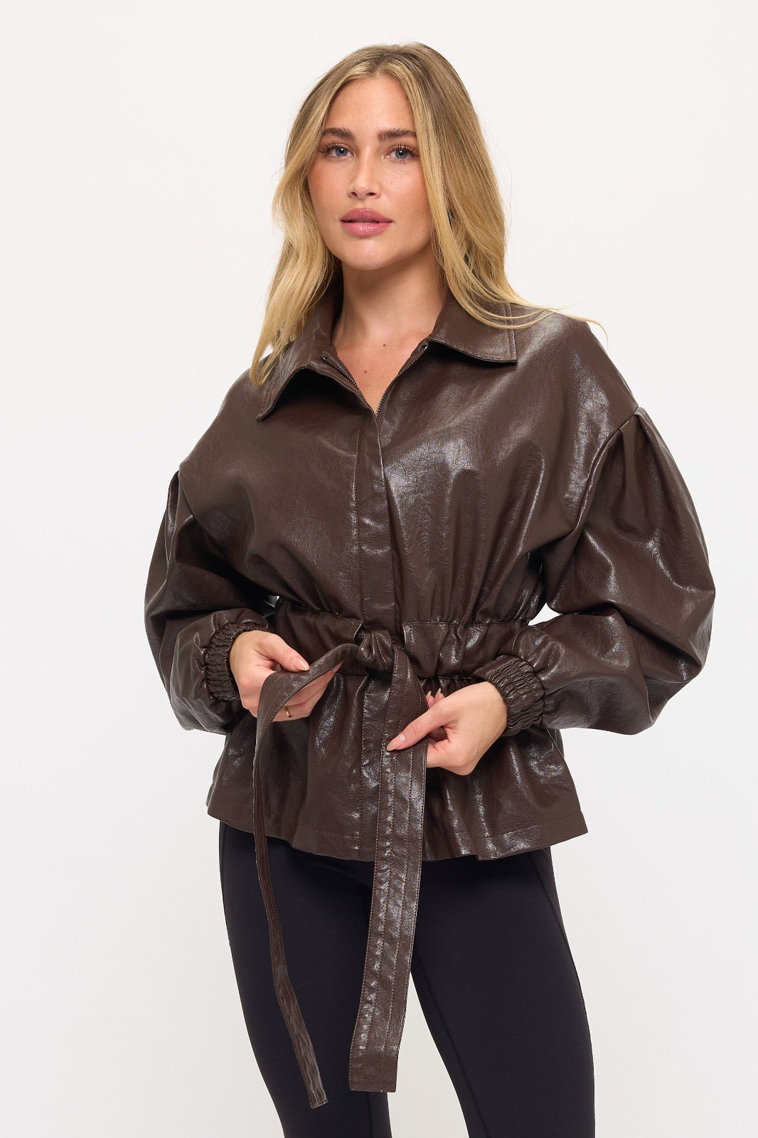 Chamarra vinipiel peplum cinta