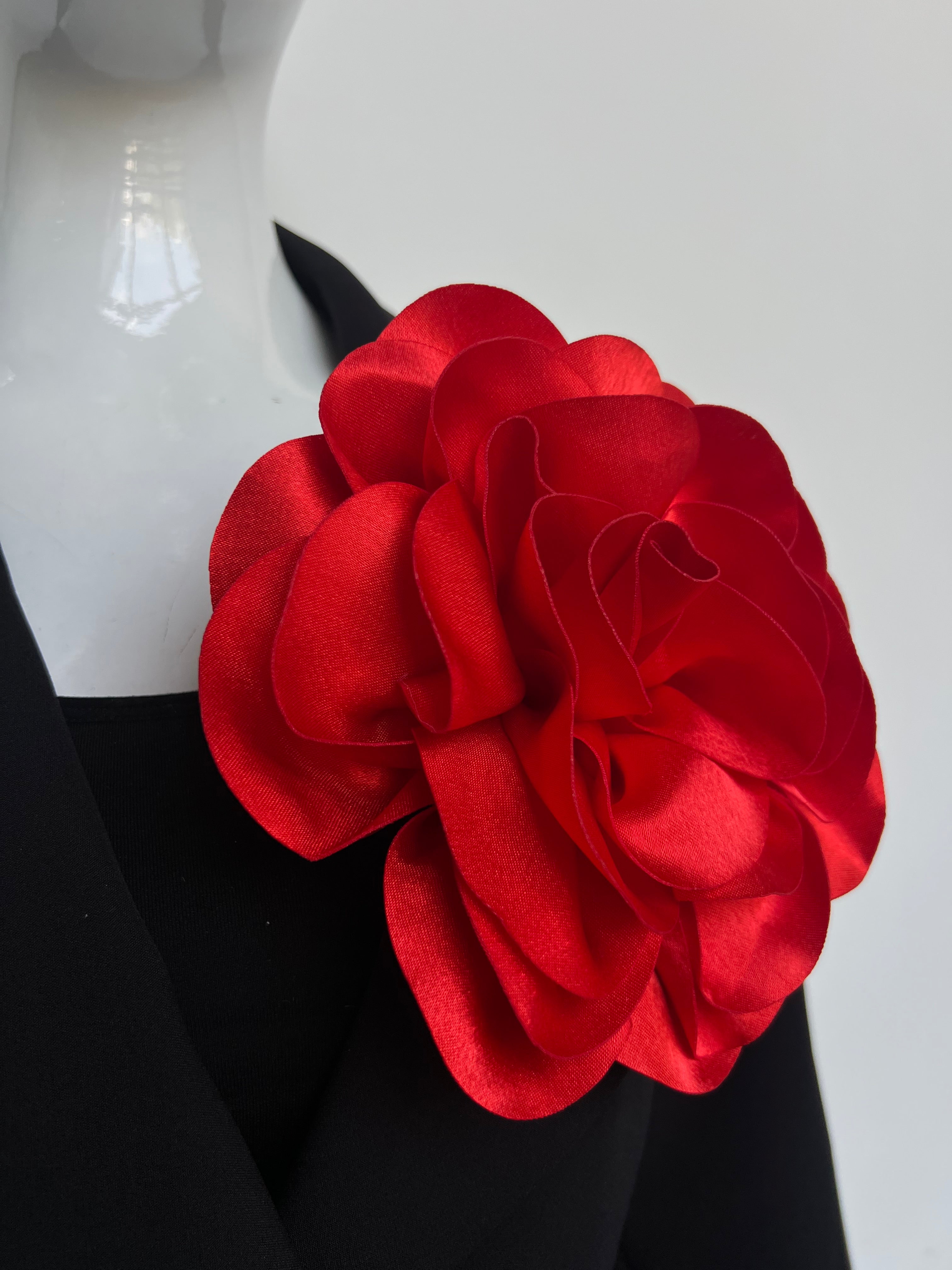 Broche flor satín