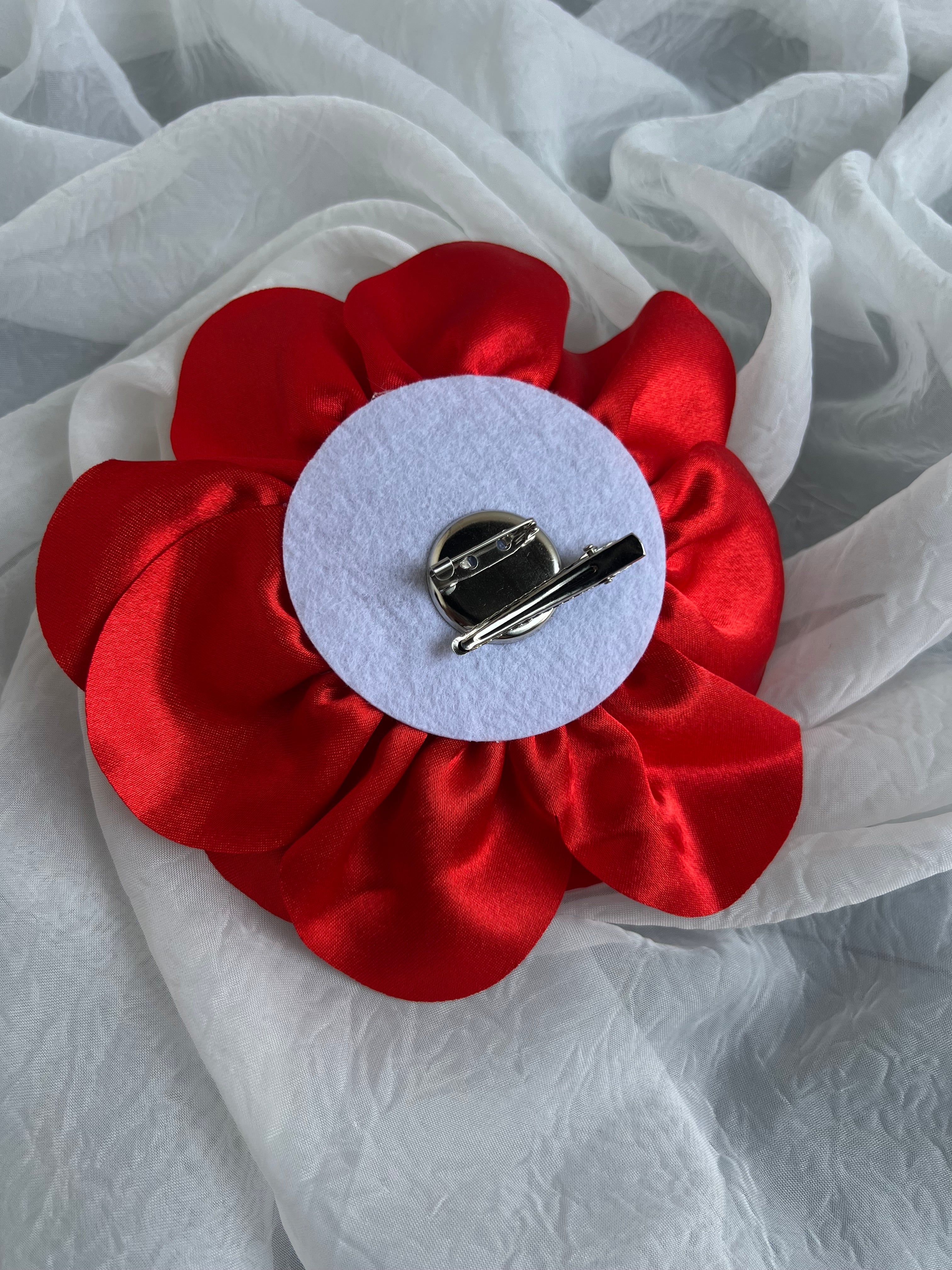 Broche flor satín