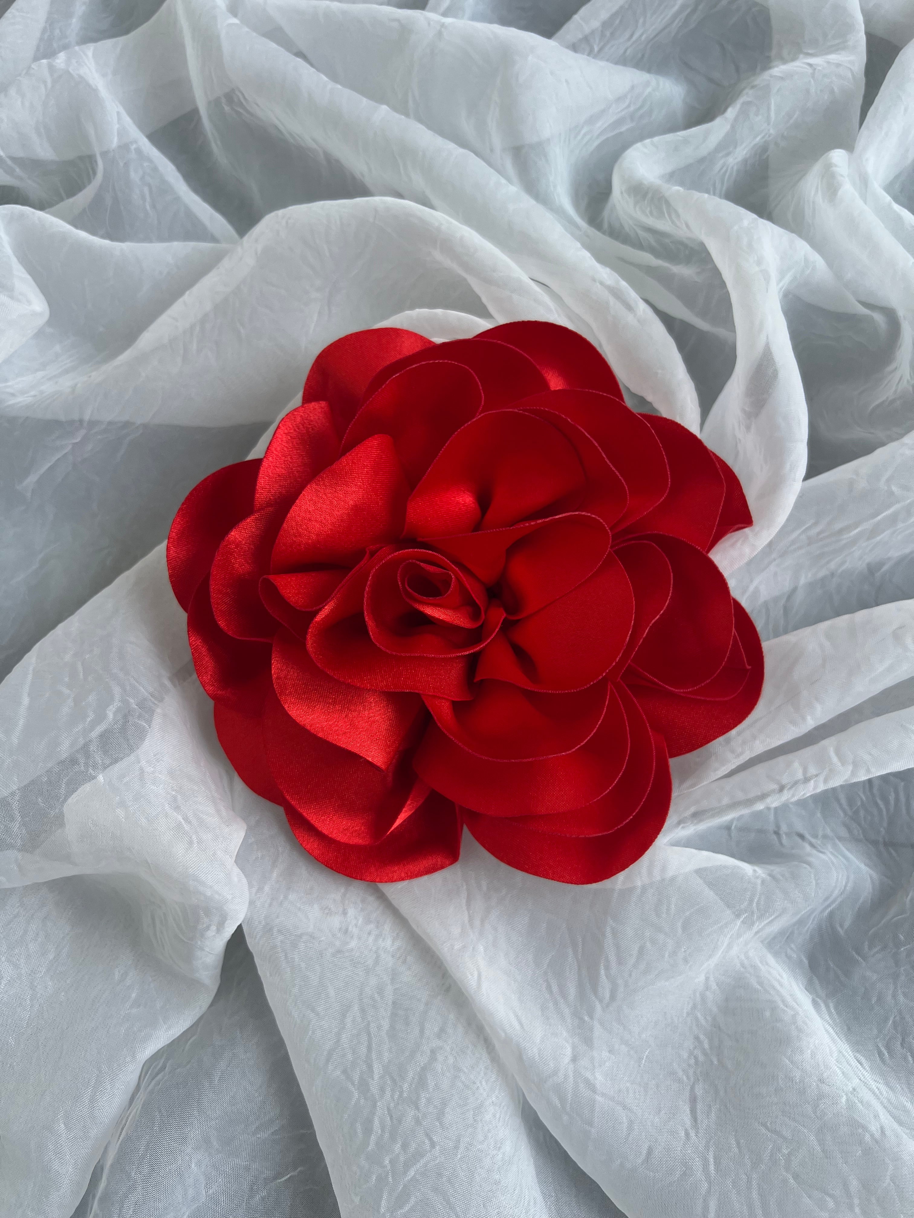 Broche flor satín