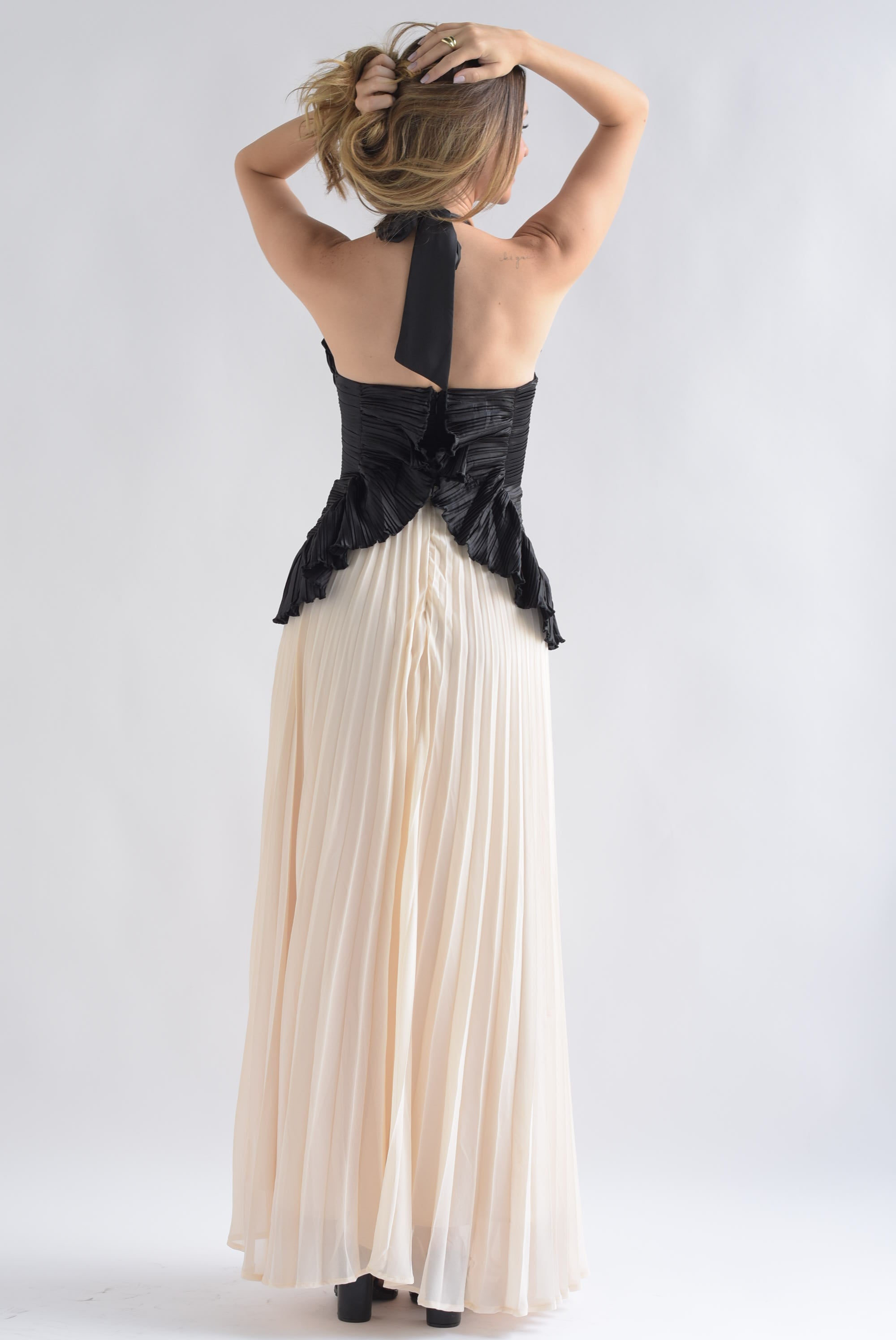 Vestido plisado torso escarolas Negro y Ivory