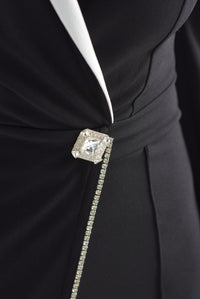 Fashion Styled Jumpsuit asimétrico joyas solapa blanca Negro