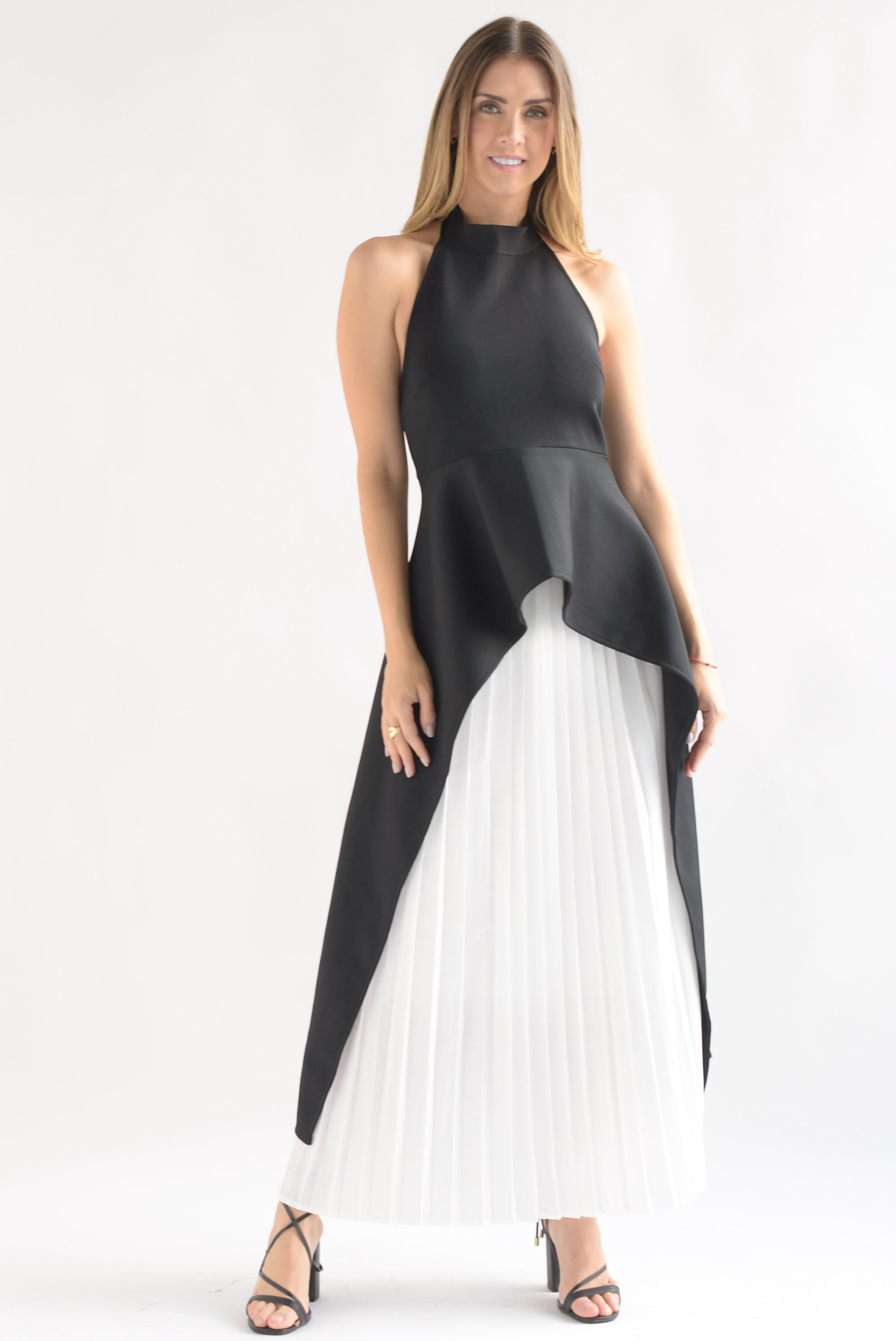 Set Falda plisada Blanco y Blusa asimétrica Negro