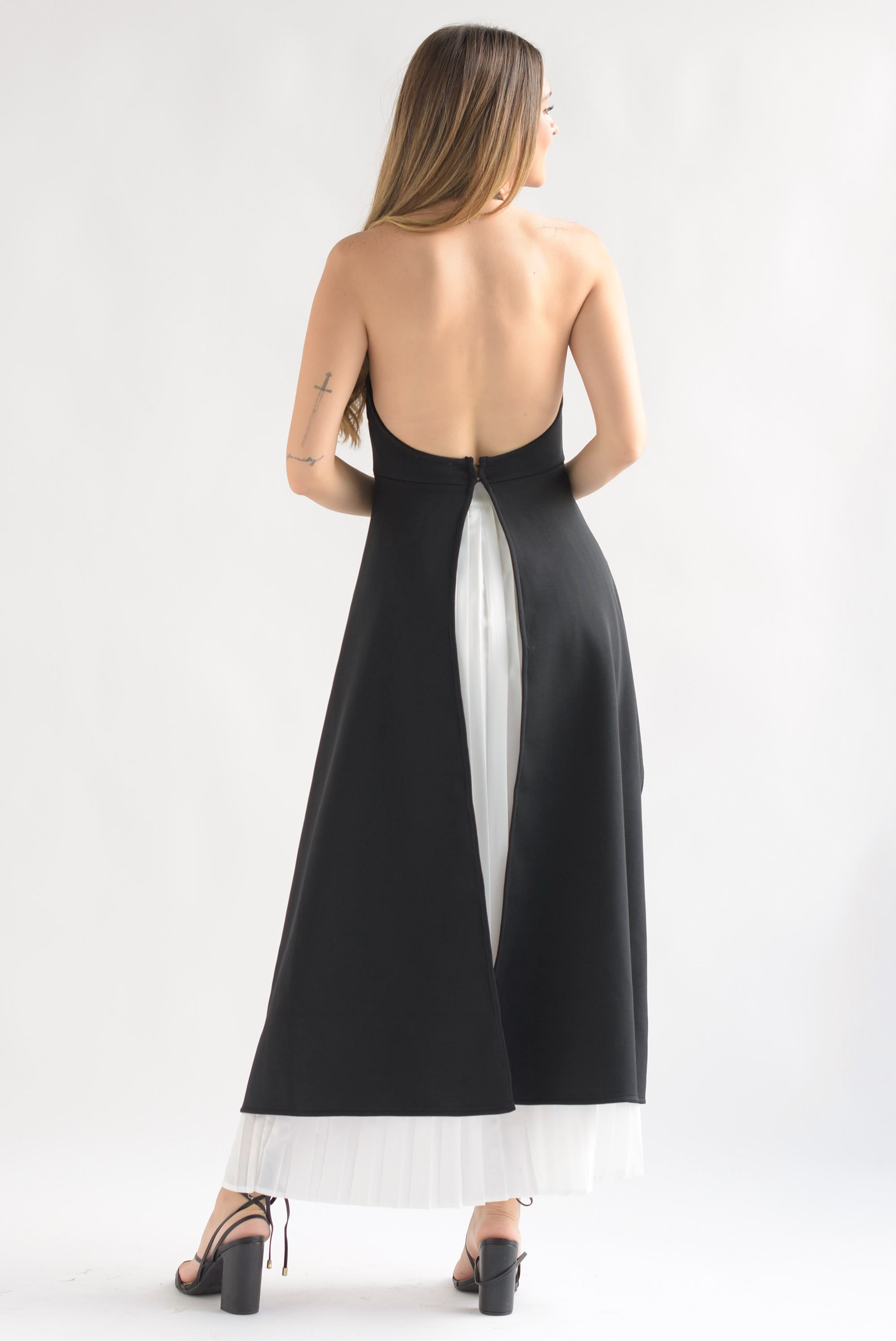 Set Falda plisada Blanco y Blusa asimétrica Negro