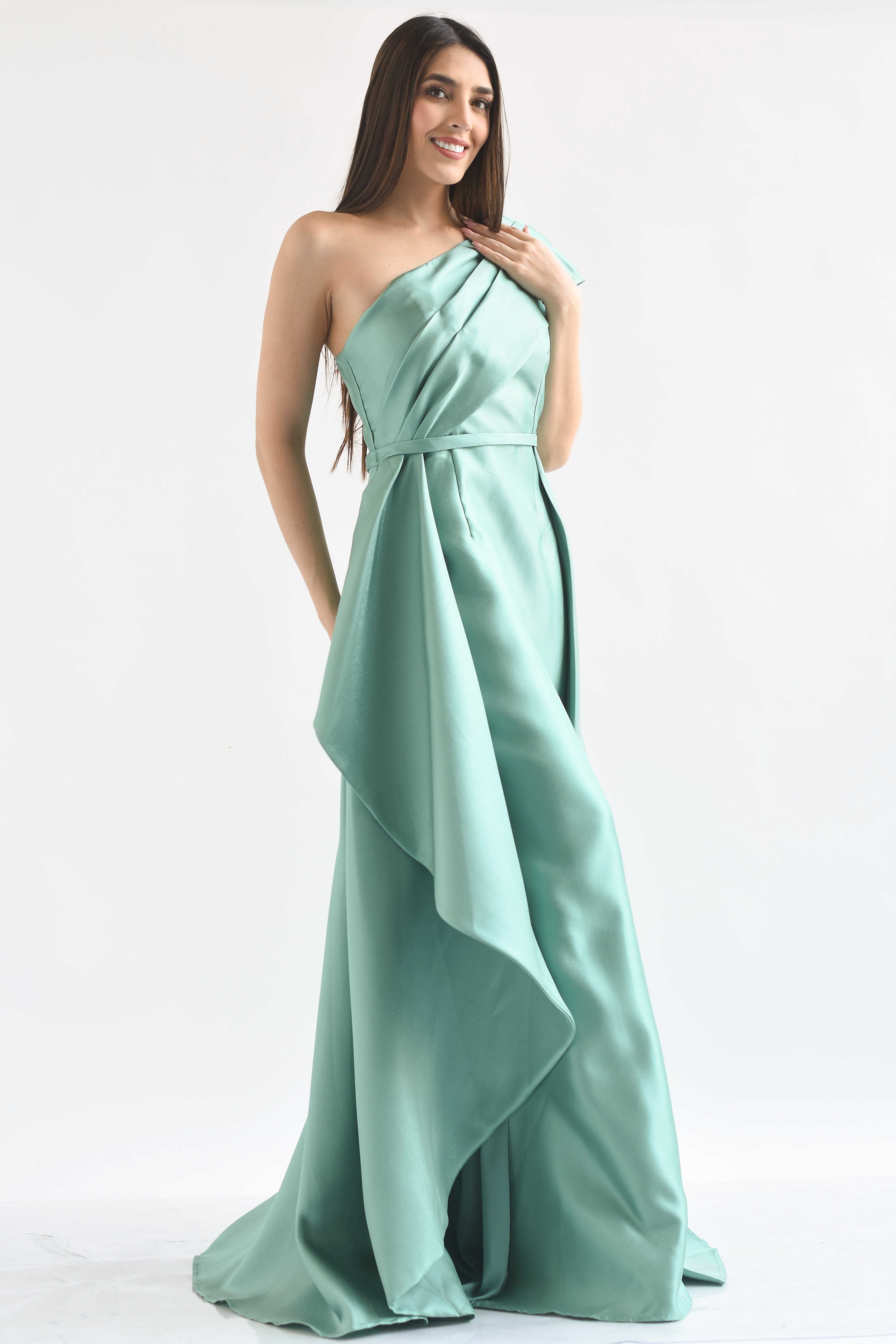 Vestido largo strapless asimétrico cauda