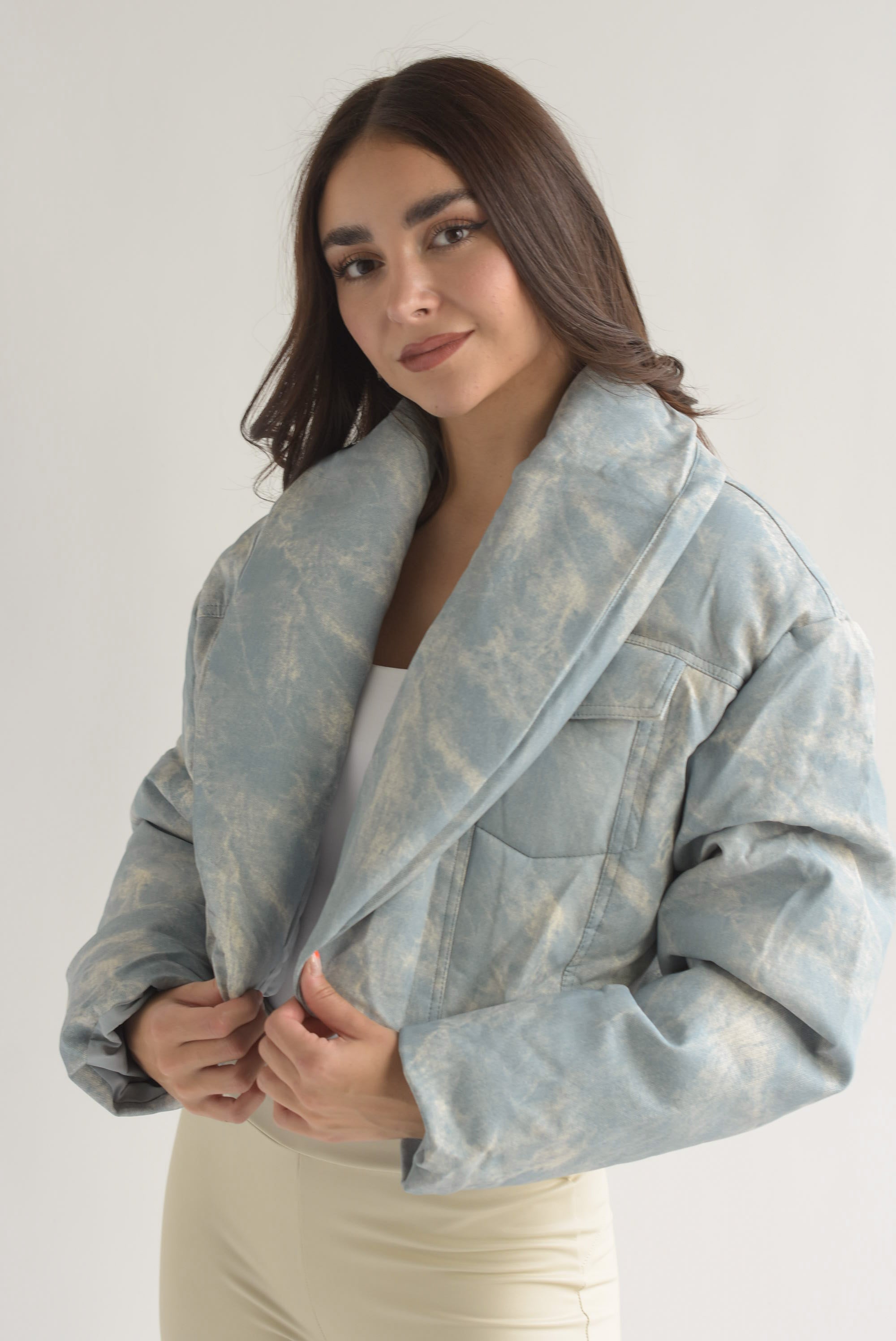 Chamarra crop puffer vinipiel tipo Denim