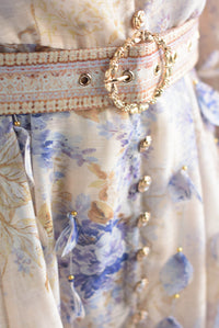 Fashion Styled Vestido corto flores azules Beige