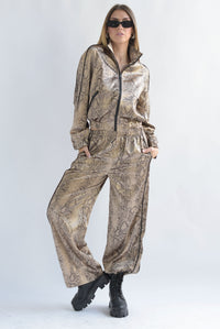Fashion Styled Set Pantalón y Chamarra satín snake print Moka