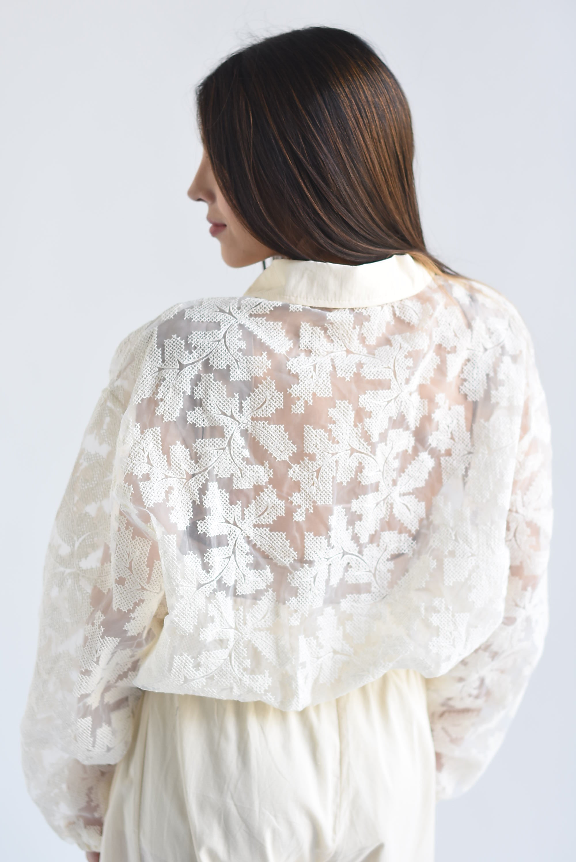 Chamarra bomber gasa flores bordadas
