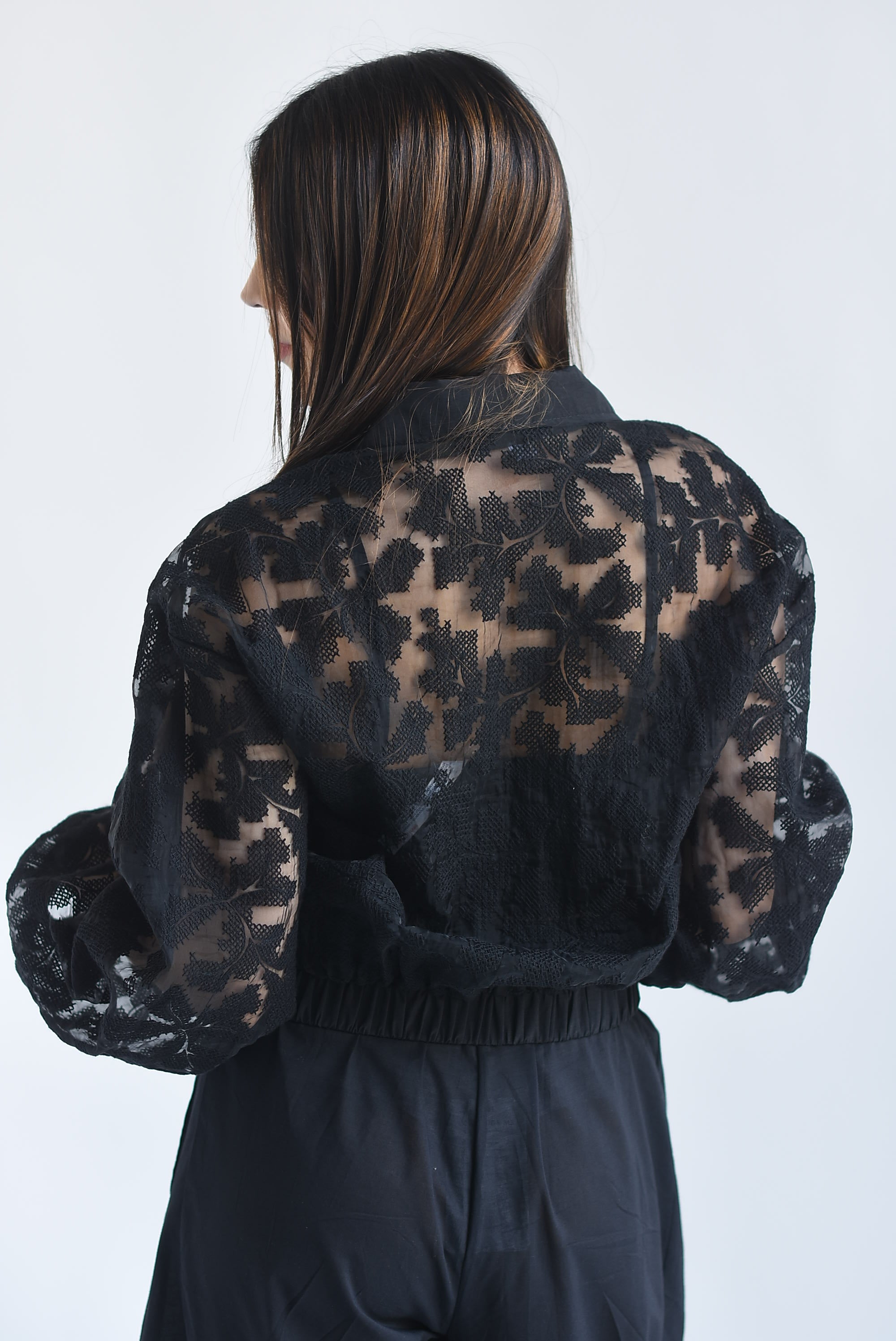 Chamarra bomber gasa flores bordadas