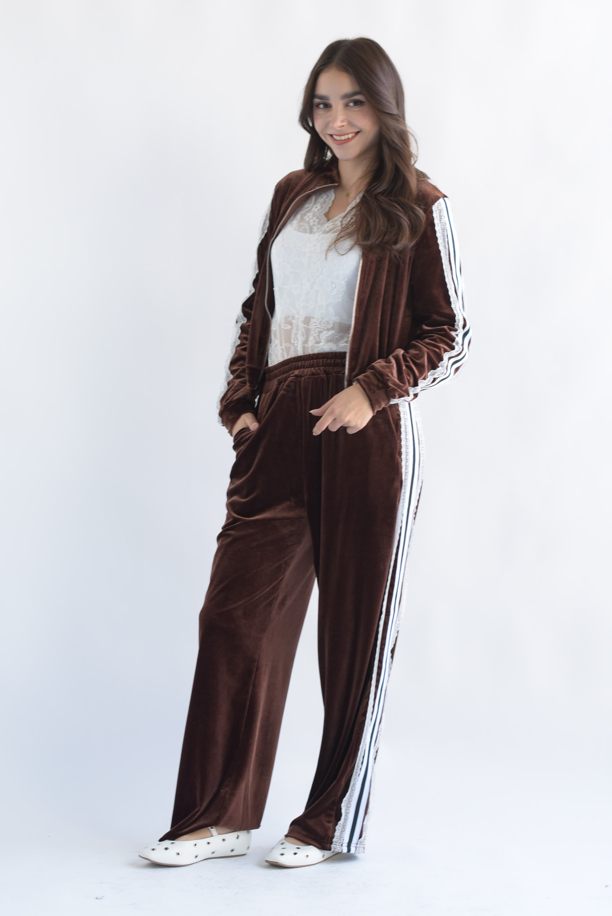 Set Pantalón y Chamarra encaje terciopelo Espresso