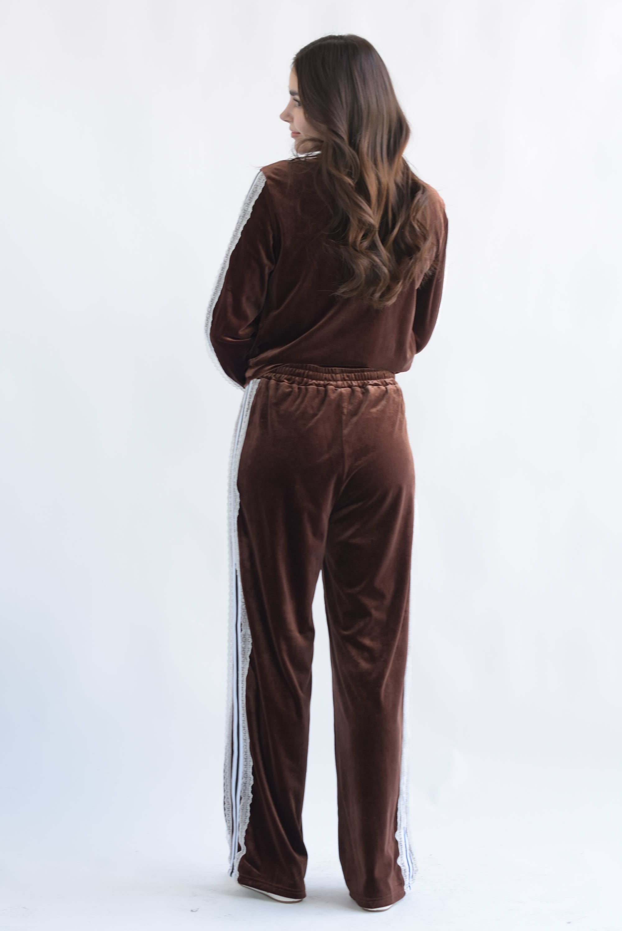 Set Pantalón y Chamarra encaje terciopelo Espresso