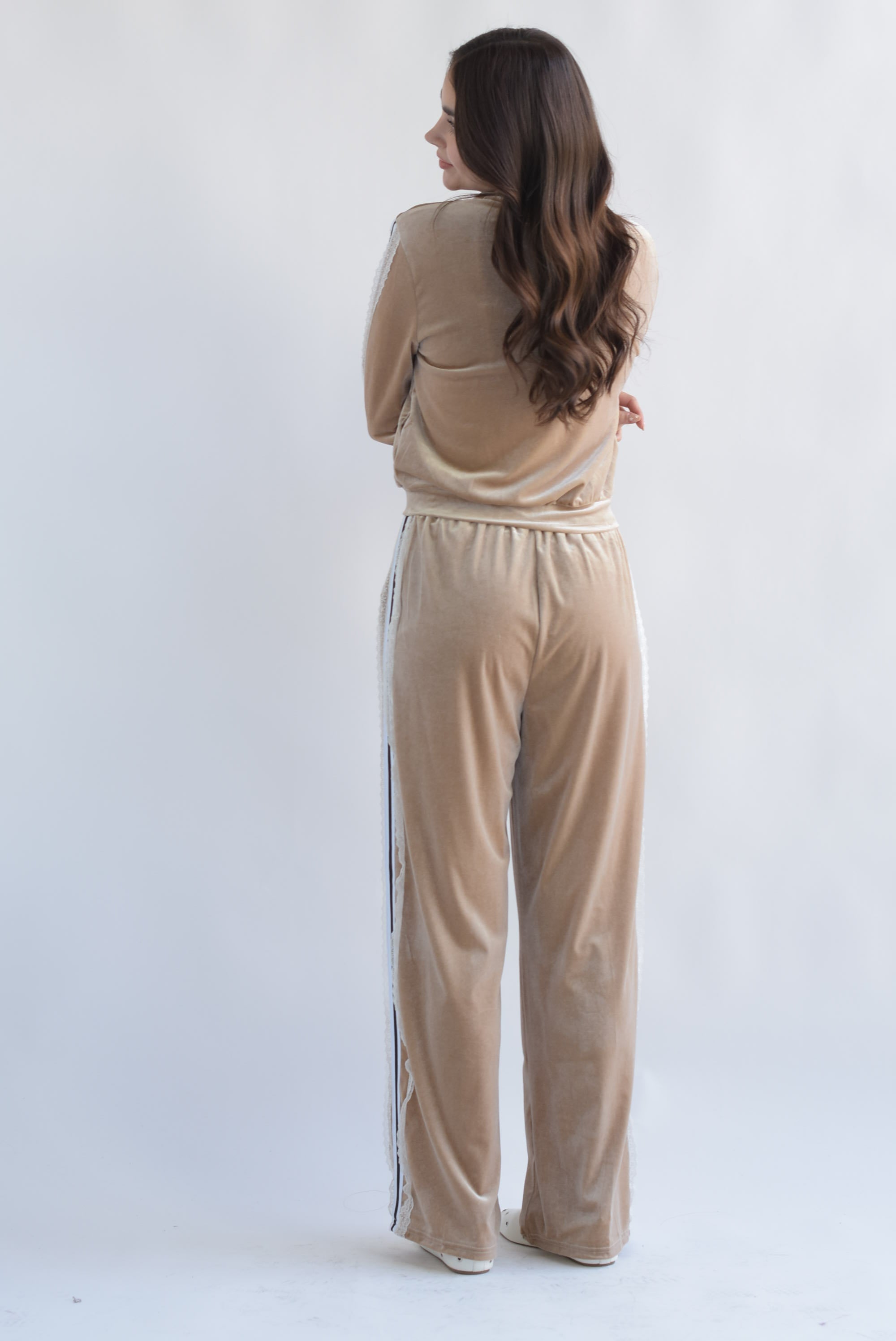 Set Pantalón y Chamarra encaje terciopelo Beige