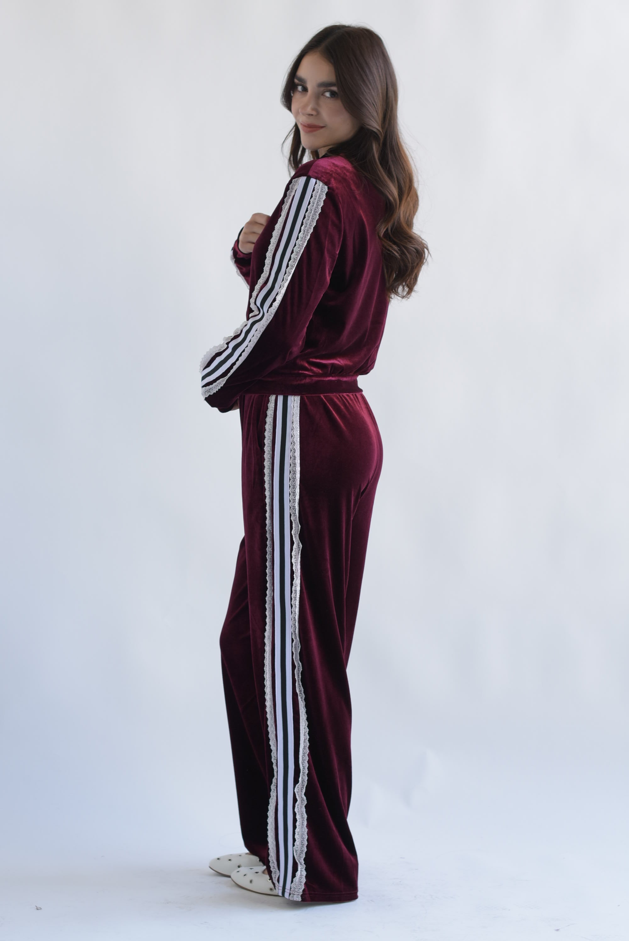 Set Pantalón y Chamarra encaje terciopelo Vino