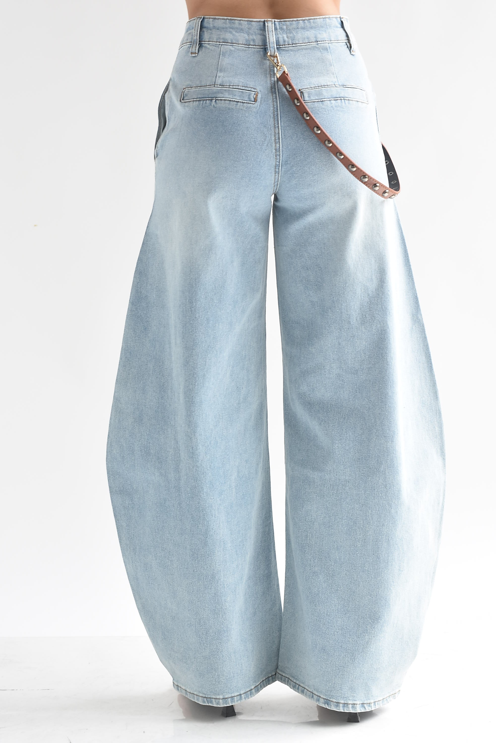 Jeans barrel con strap