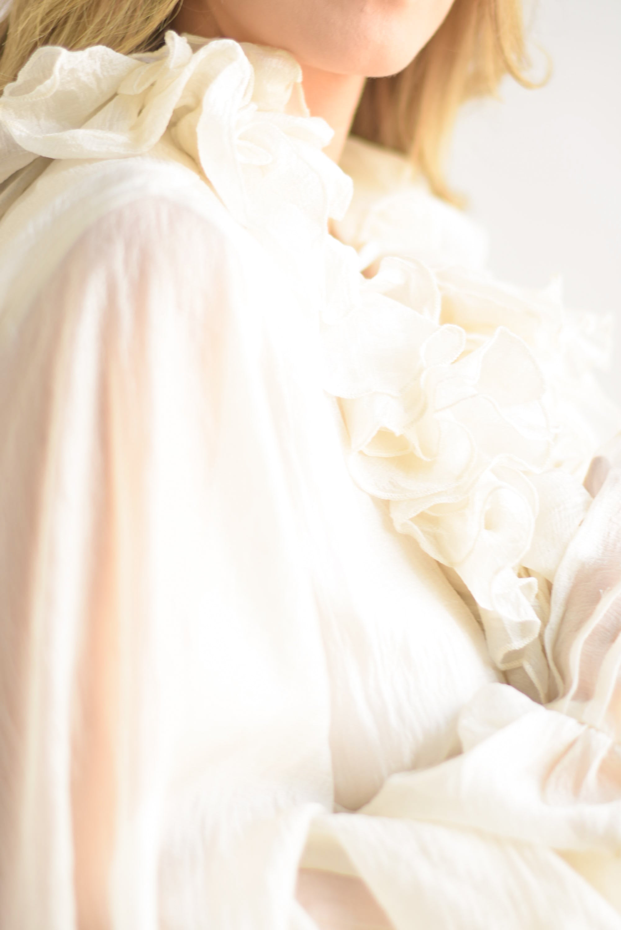 Vestido olanes y flores Ivory