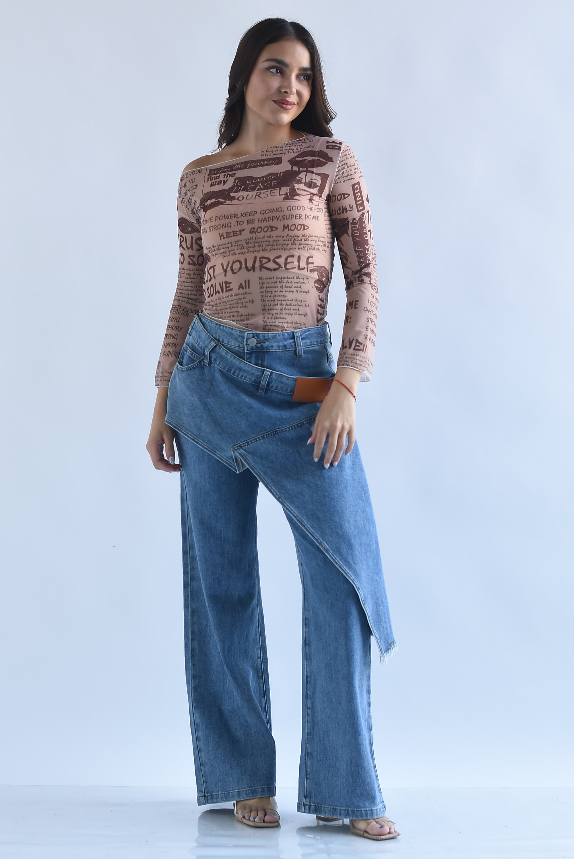 Jeans faldón pretina envolvente cierre