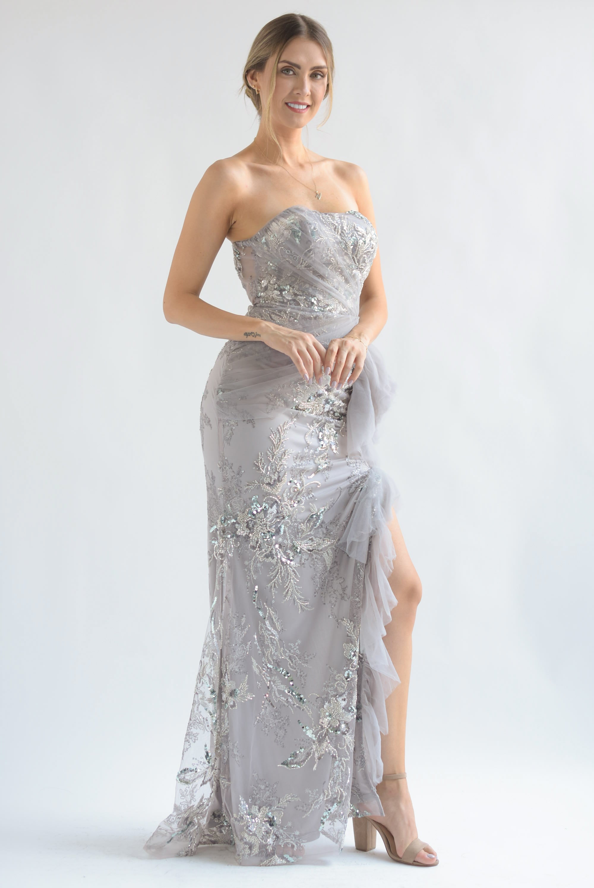 Vestido largo strapless lentejuela y tulle Plata