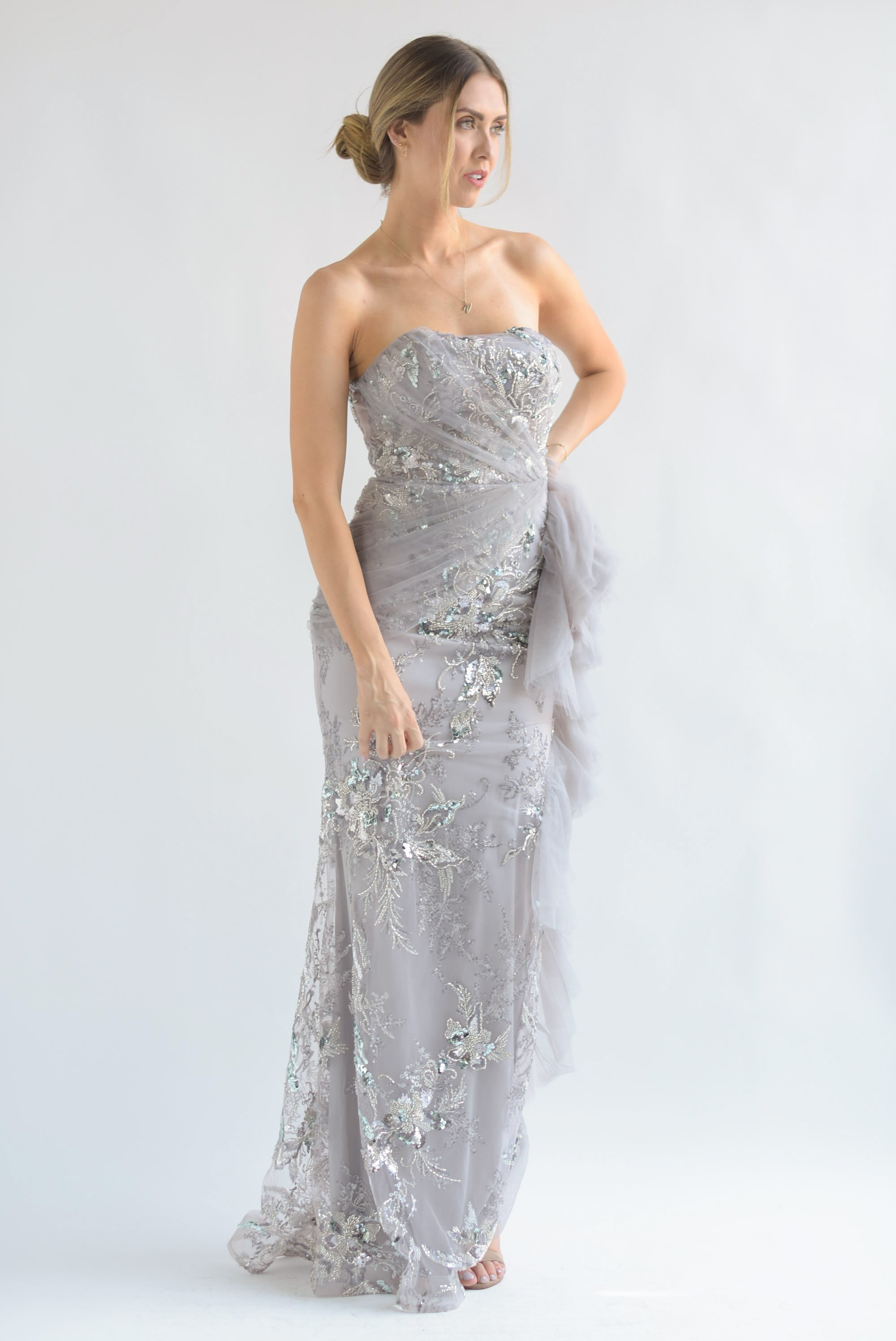 Vestido largo strapless lentejuela y tulle Plata