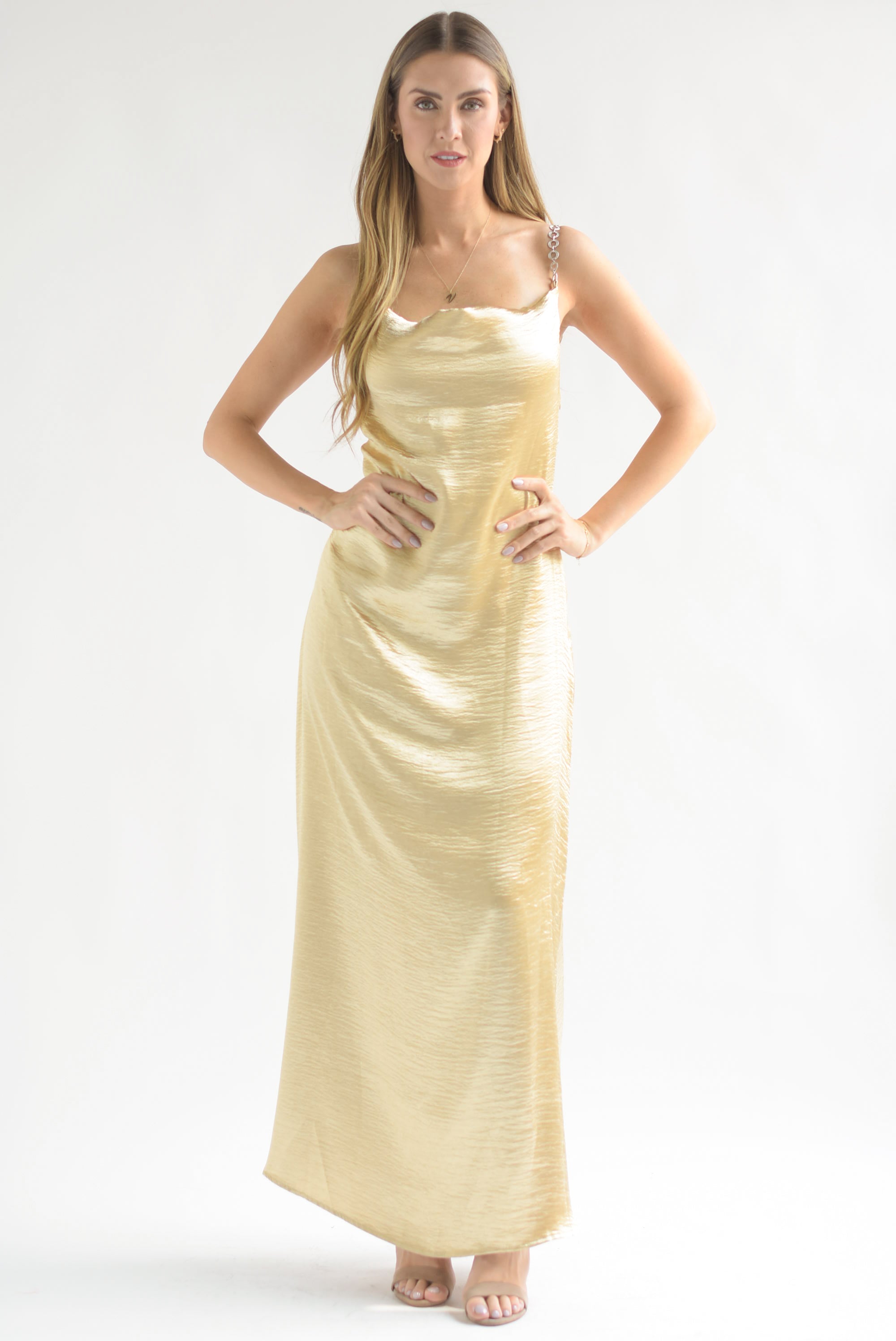 Vestido largo satín tirantes joya Dorado