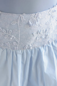 Fashion Styled Falda globo pretina flores bordadas Azul Baby