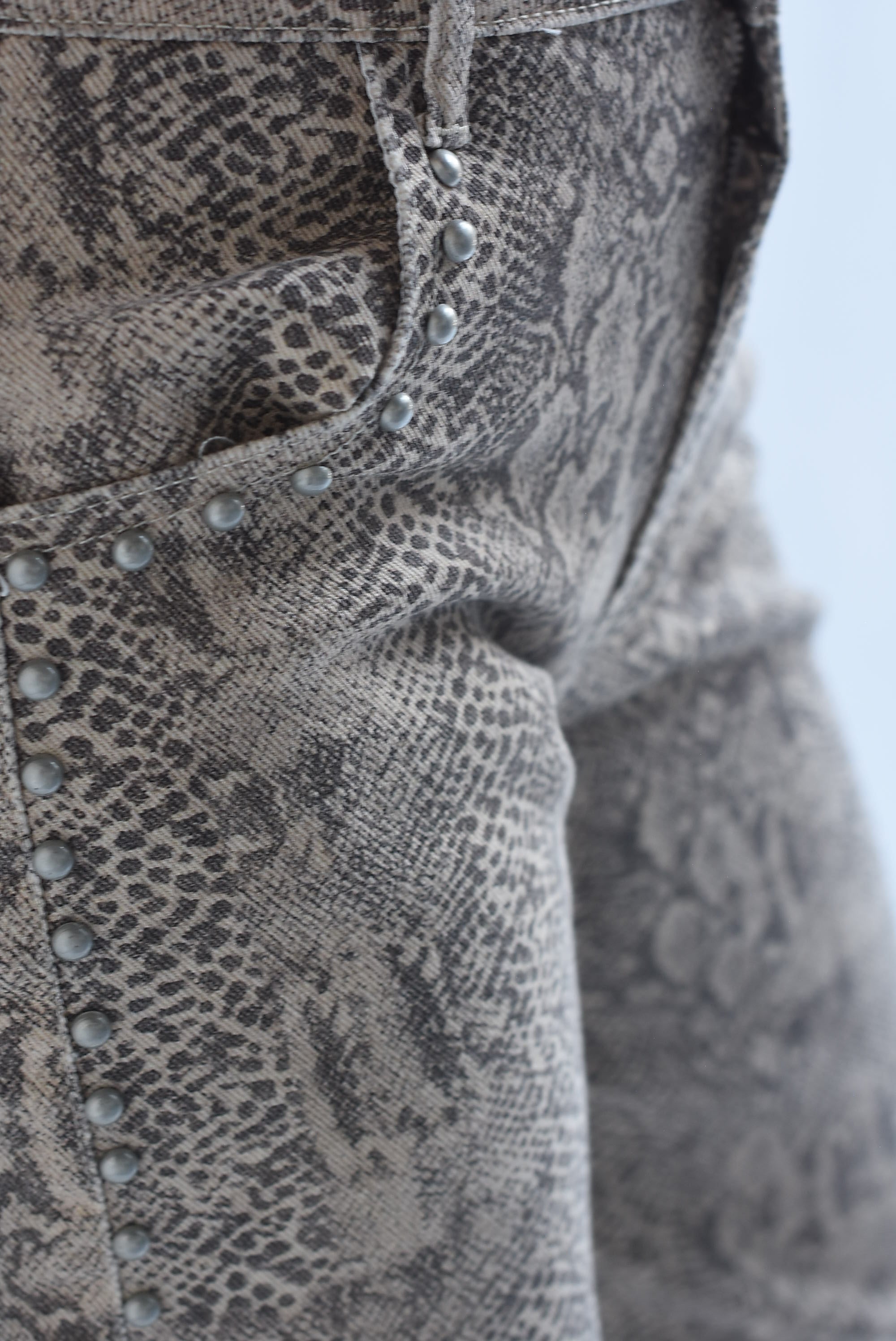 Jeans barrel snake print tachas