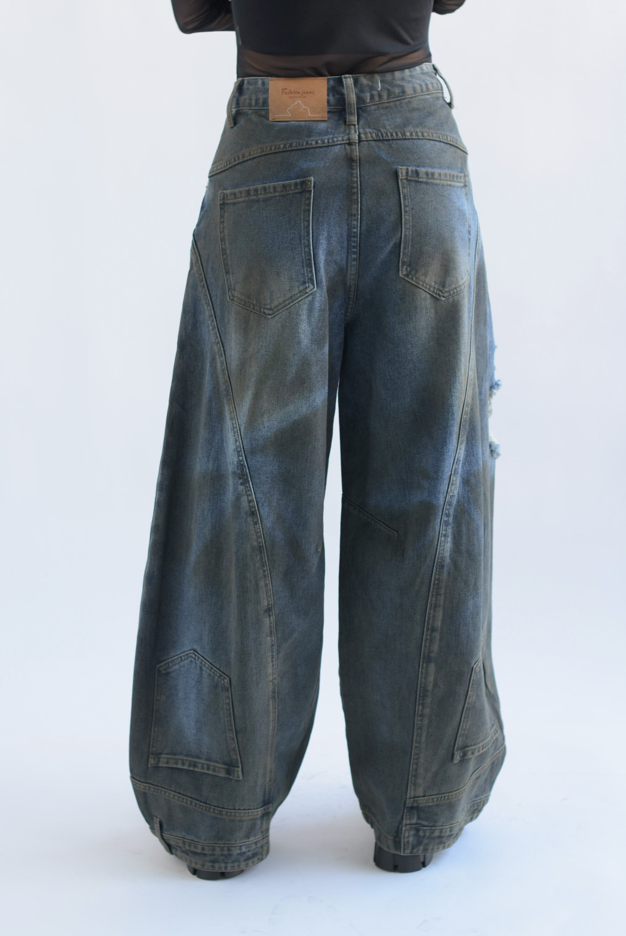 Jeans barrel wide rasgado dirty look