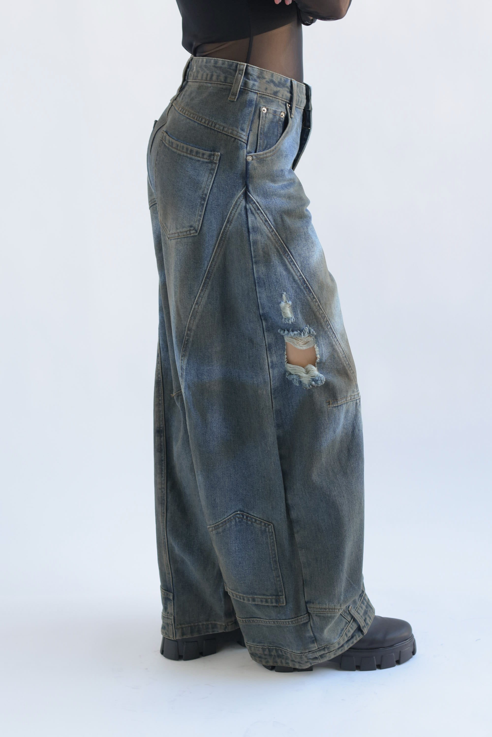 Jeans barrel wide rasgado dirty look