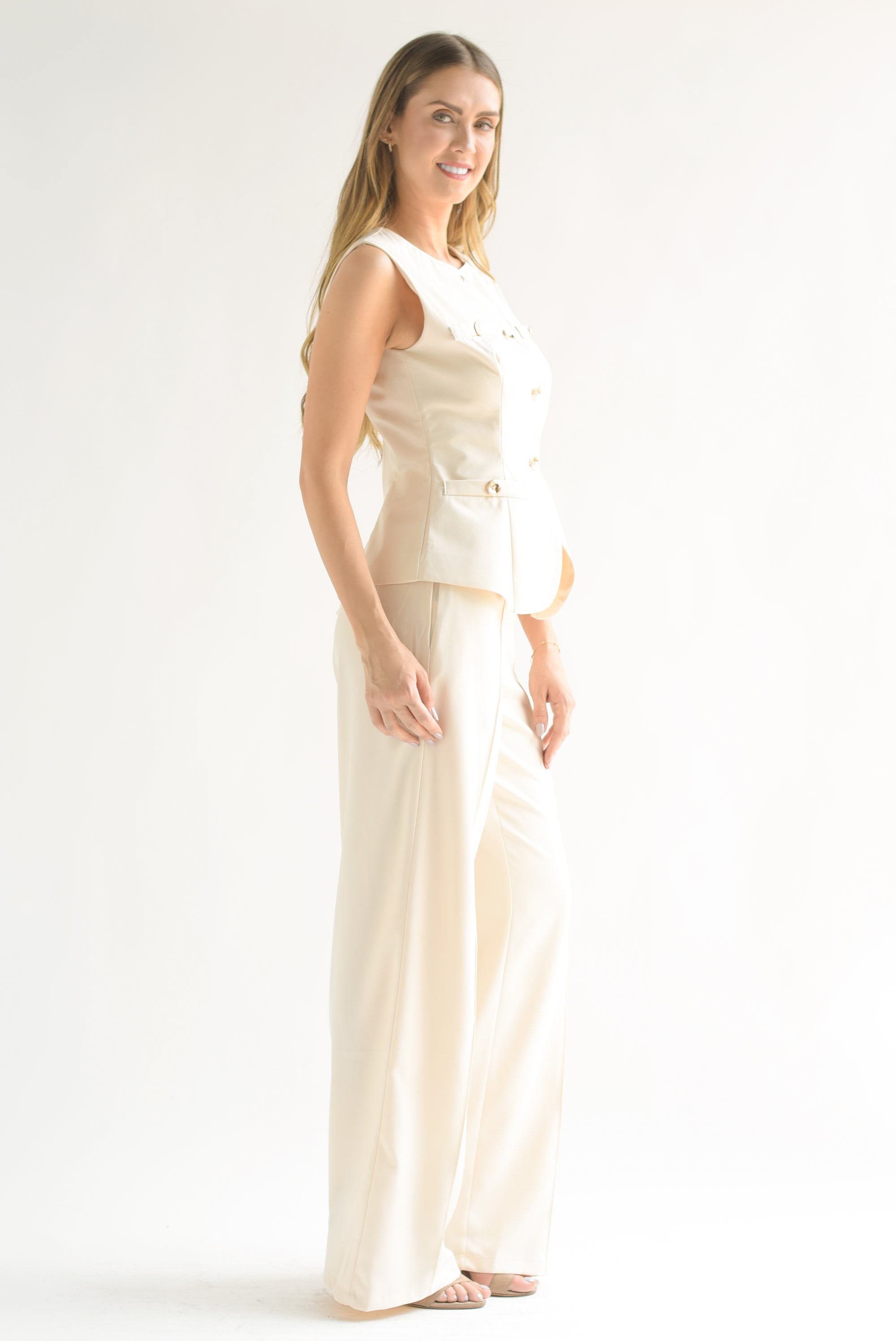 Set Pantalón y Chaleco largo botones dorados Beige