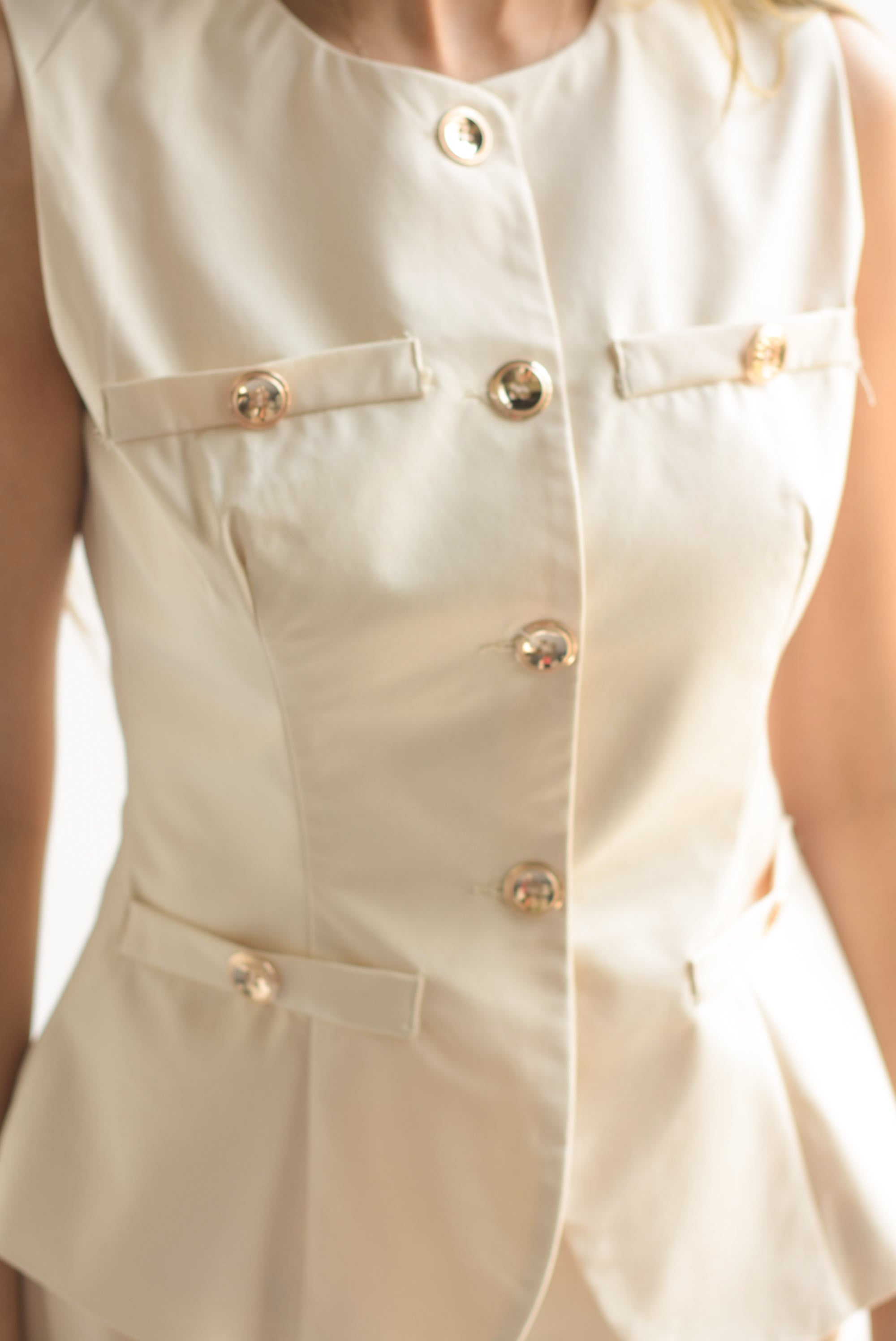 Set Pantalón y Chaleco largo botones dorados Beige