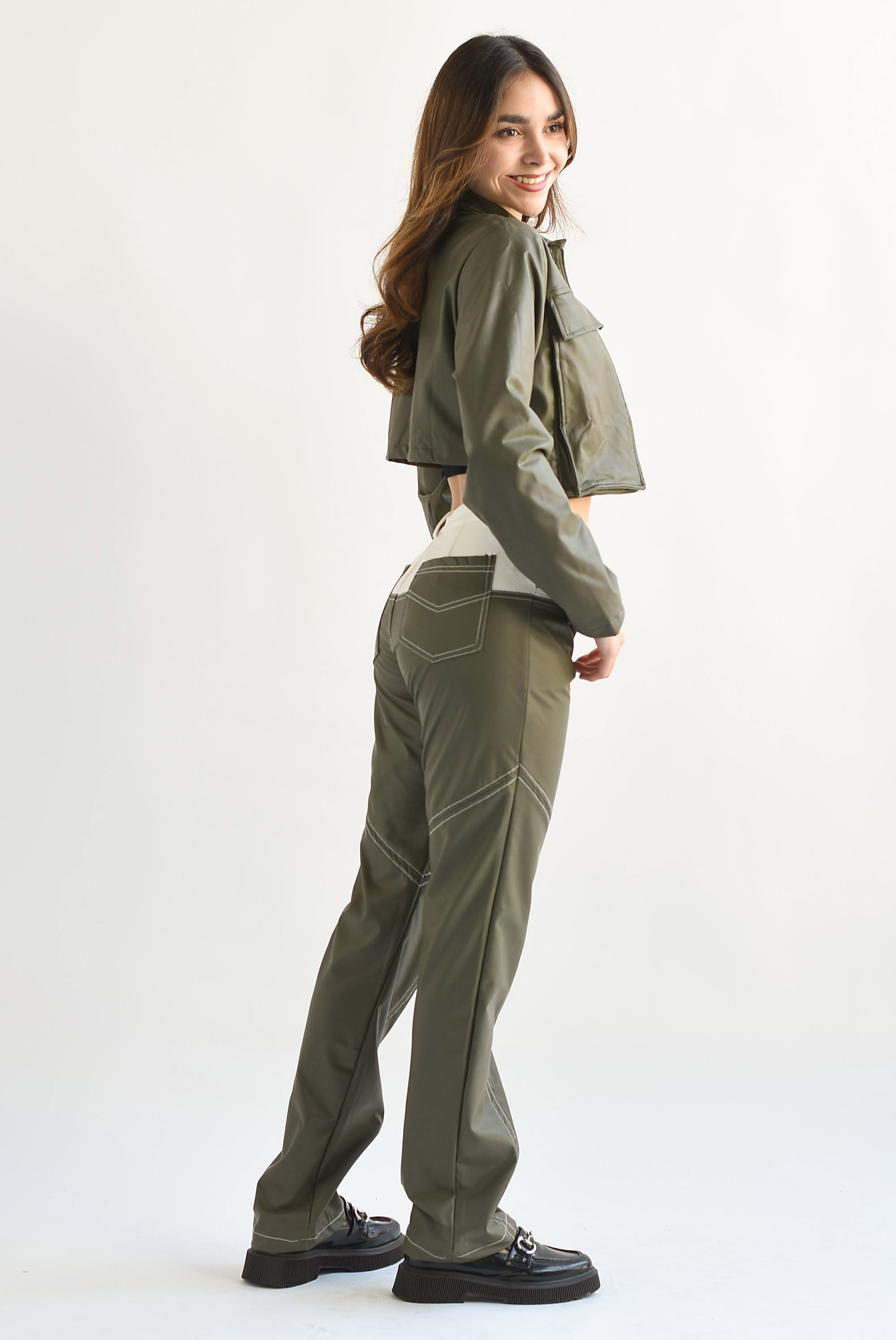 Set Pantalón y Chamarra costuras vinipiel Verde Olivo