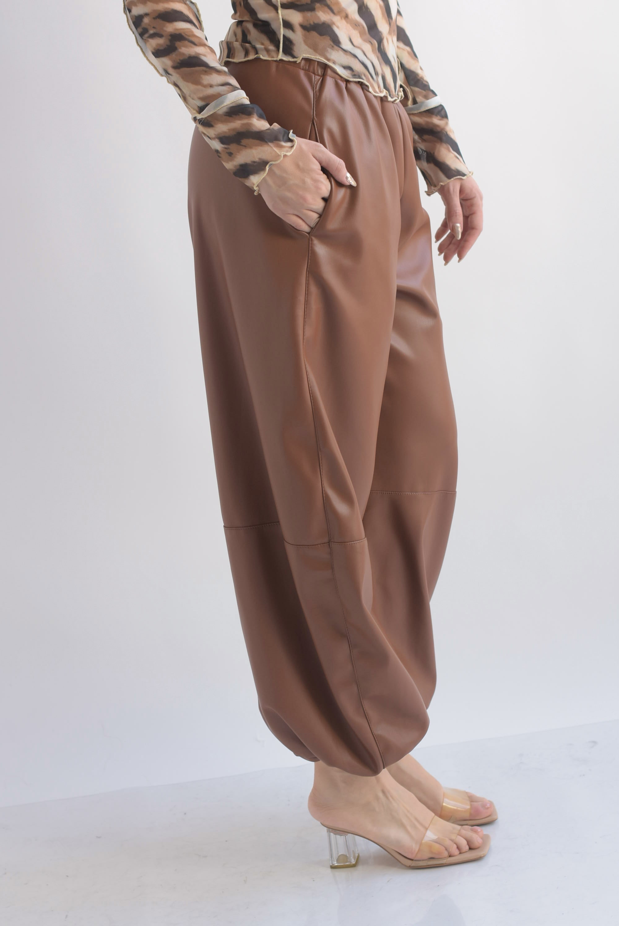 Pantalón globo vinipiel costuras