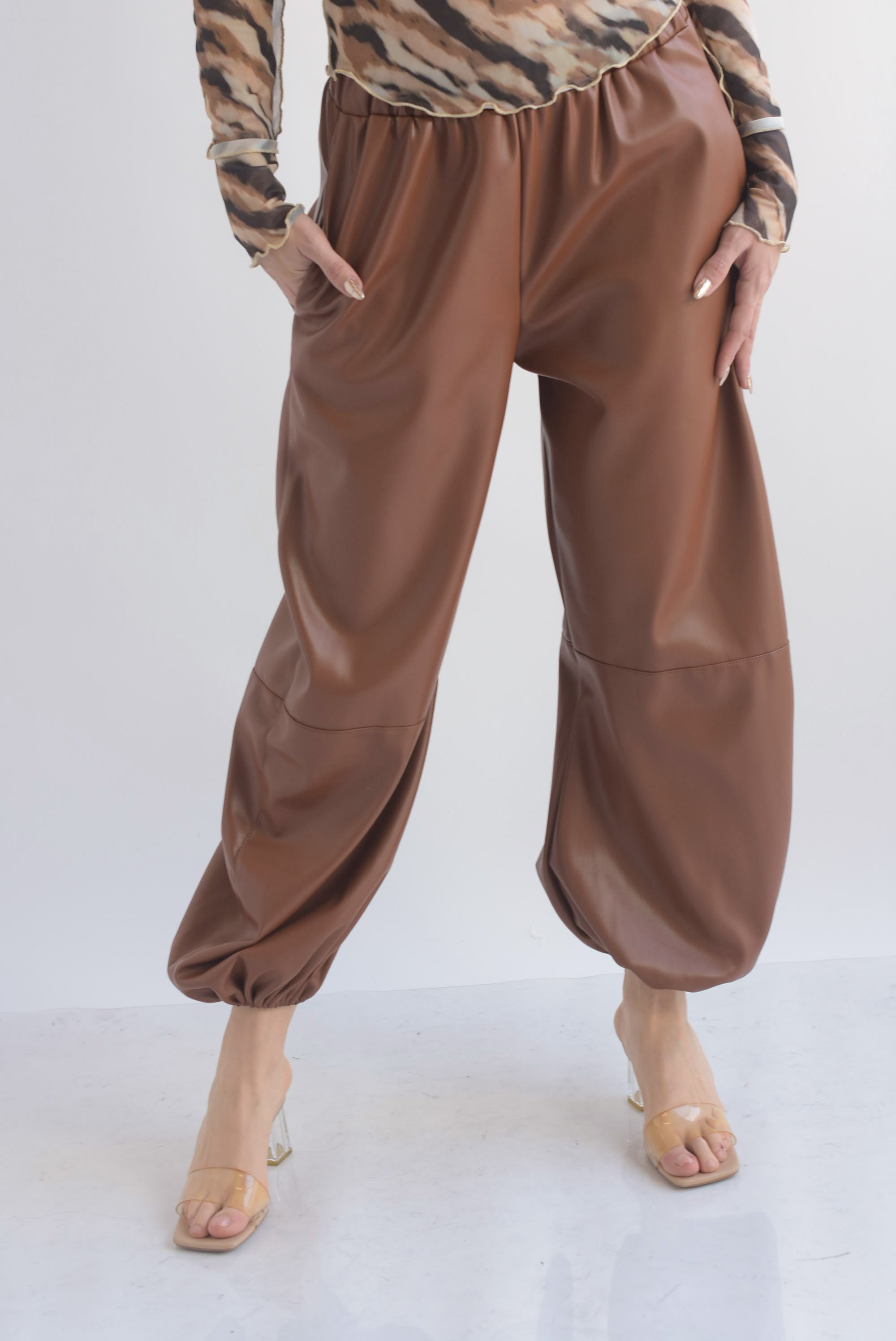 Pantalón globo vinipiel costuras