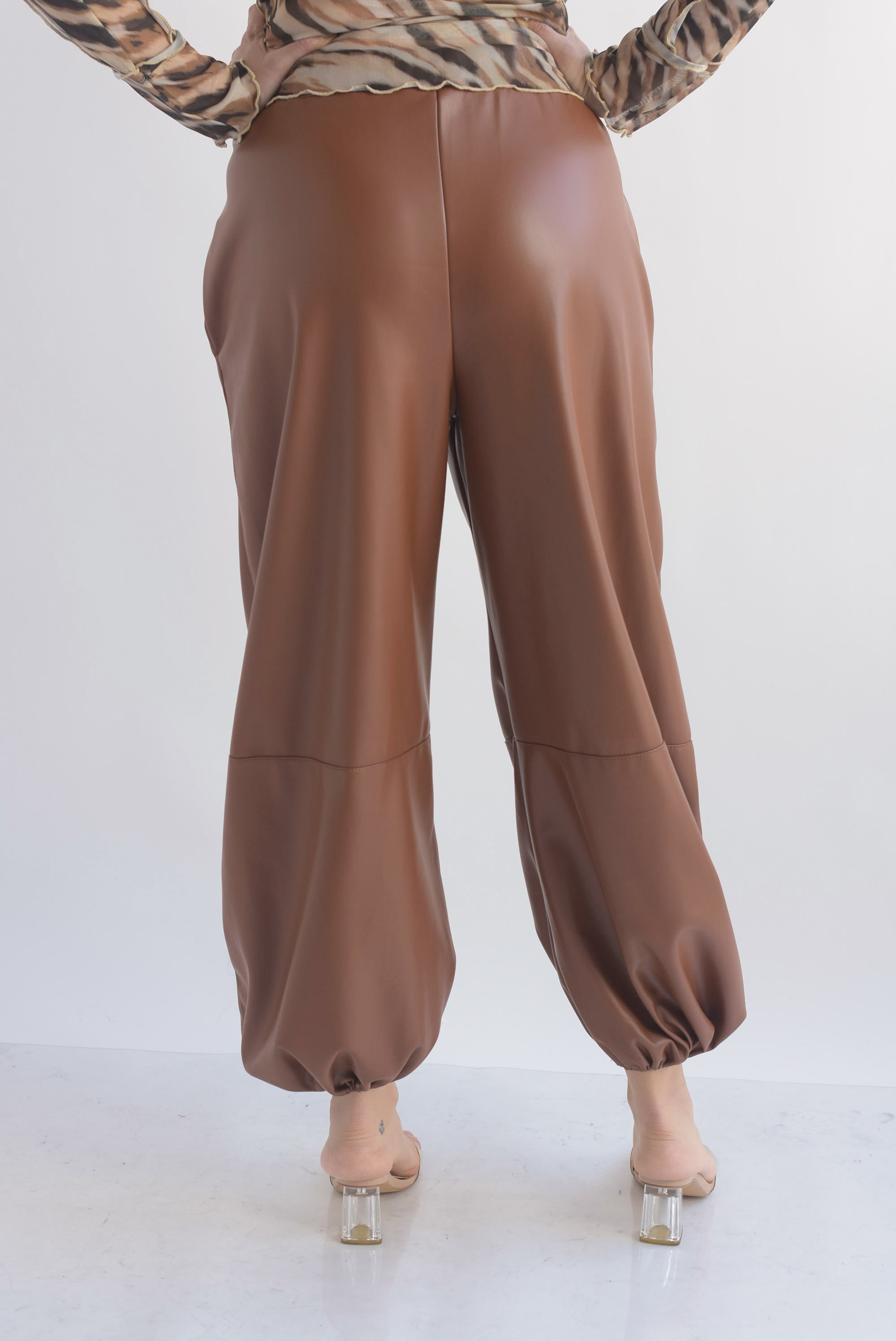 Pantalón globo vinipiel costuras