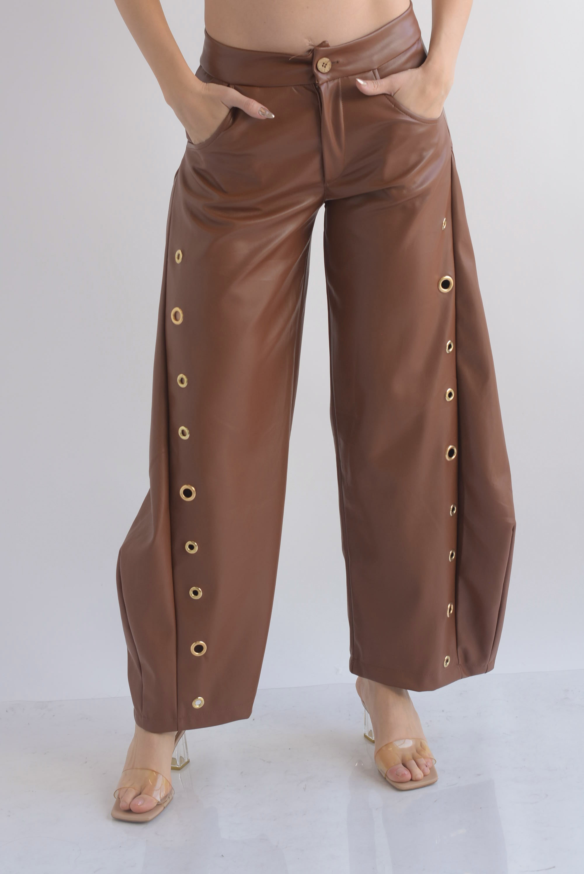 Pantalón barrel vinipiel aros