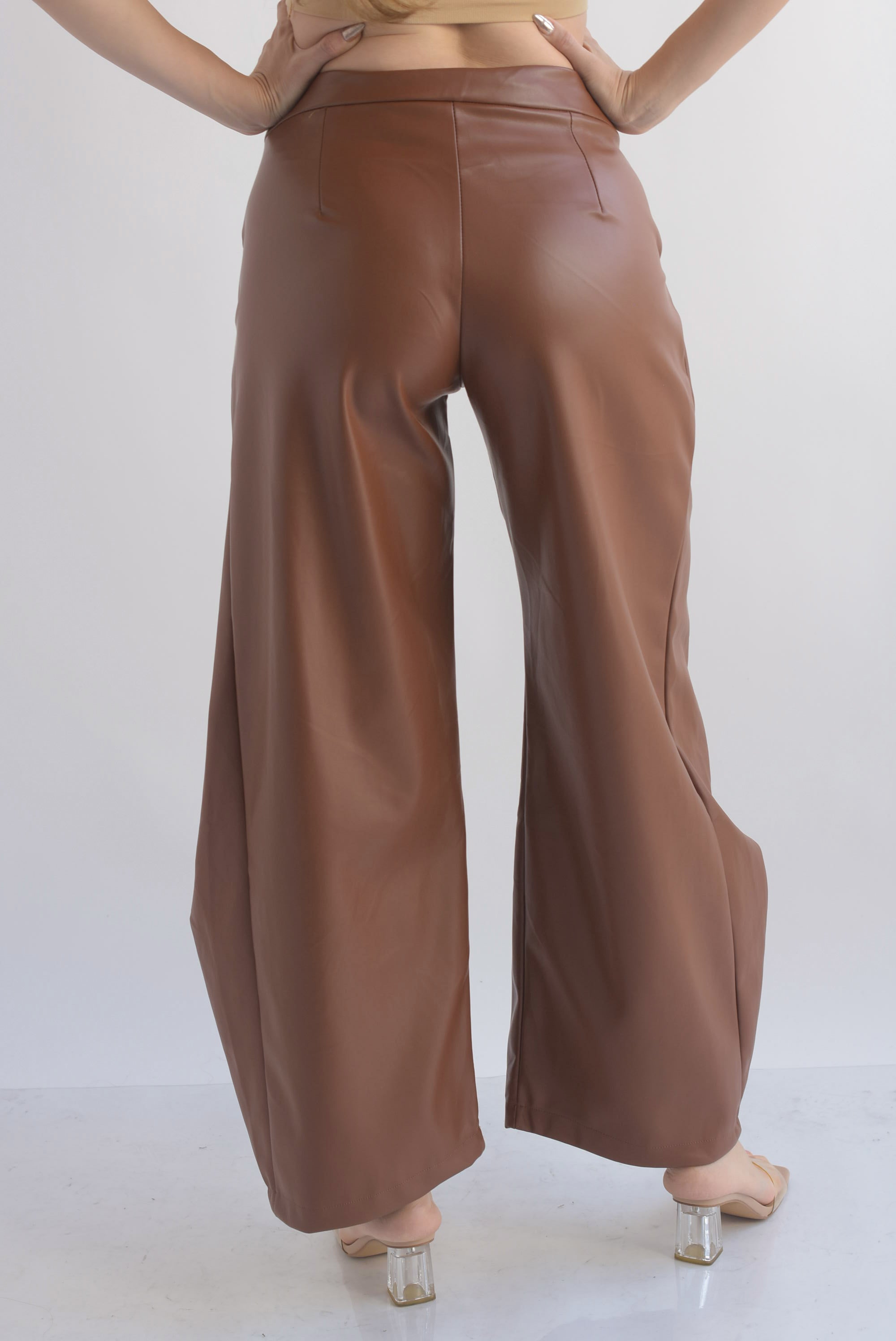 Pantalón barrel vinipiel aros