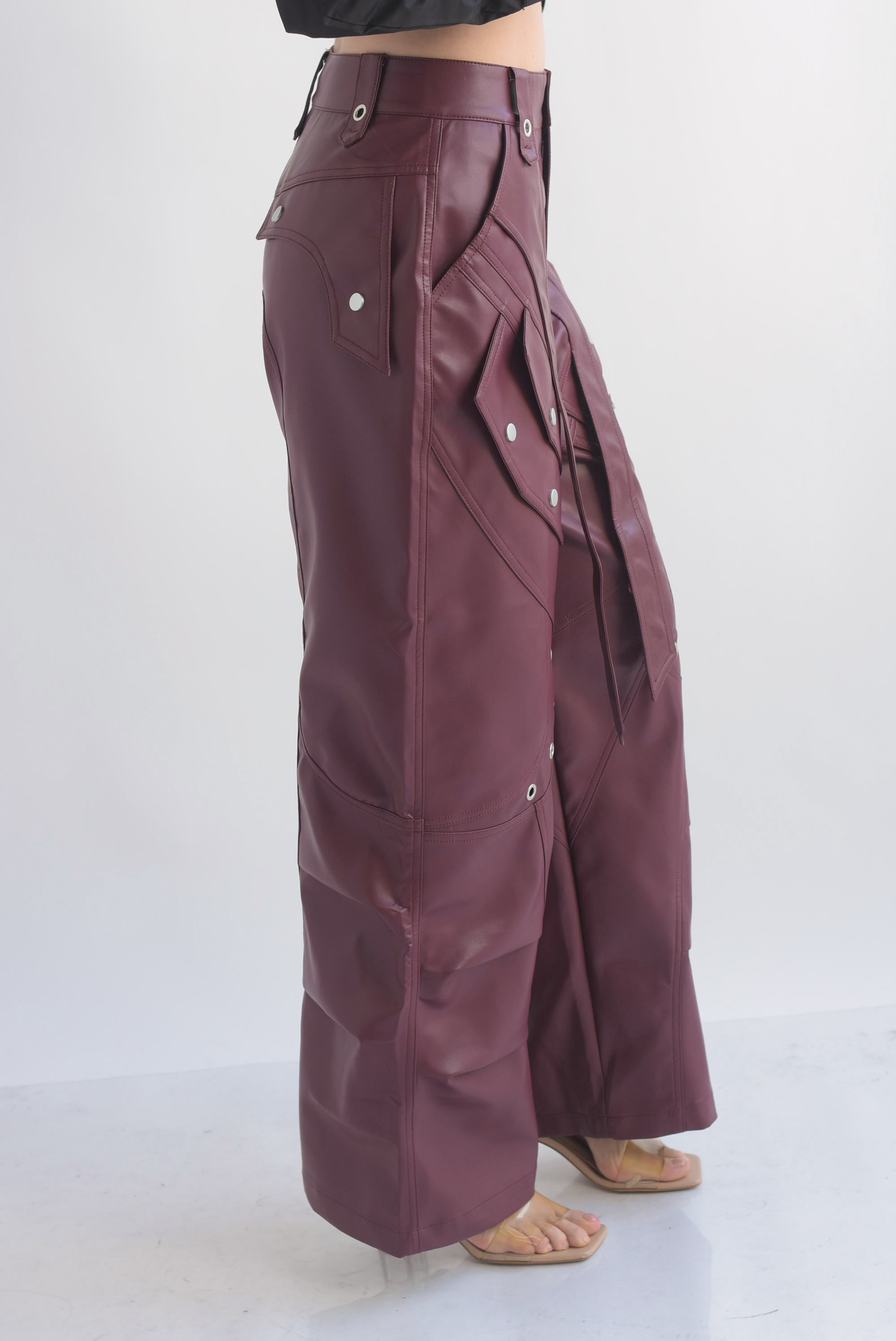 Pantalón barrel broches y aros vinipiel