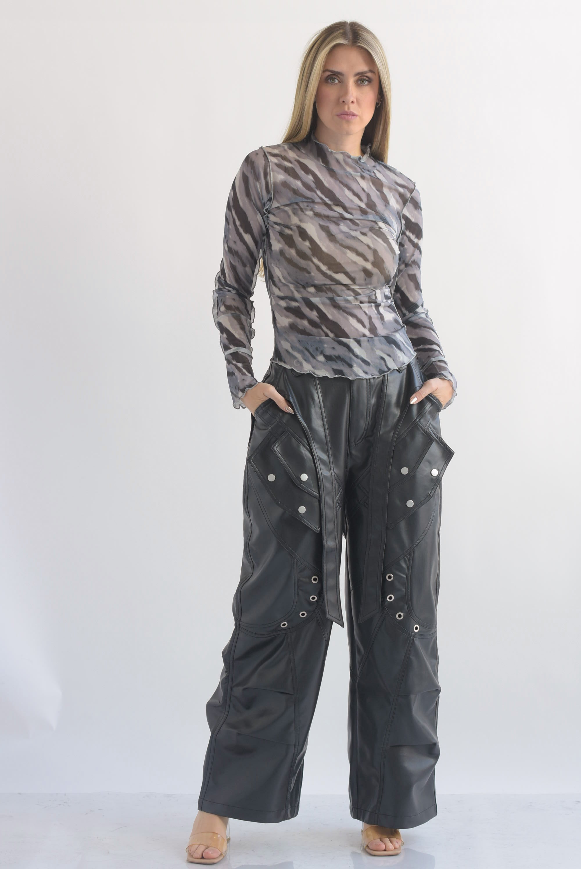 Pantalón barrel broches y aros vinipiel