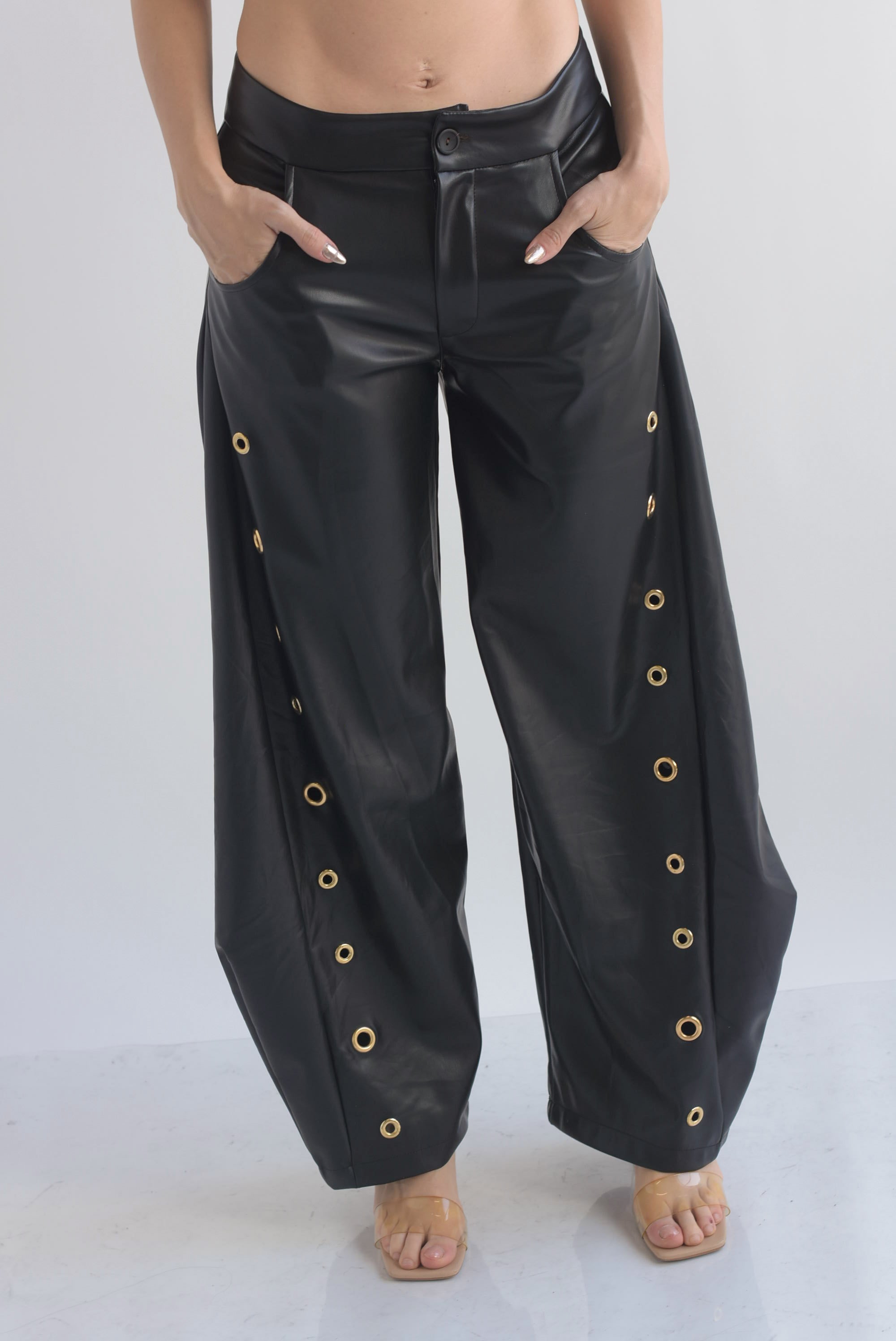 Pantalón barrel vinipiel aros