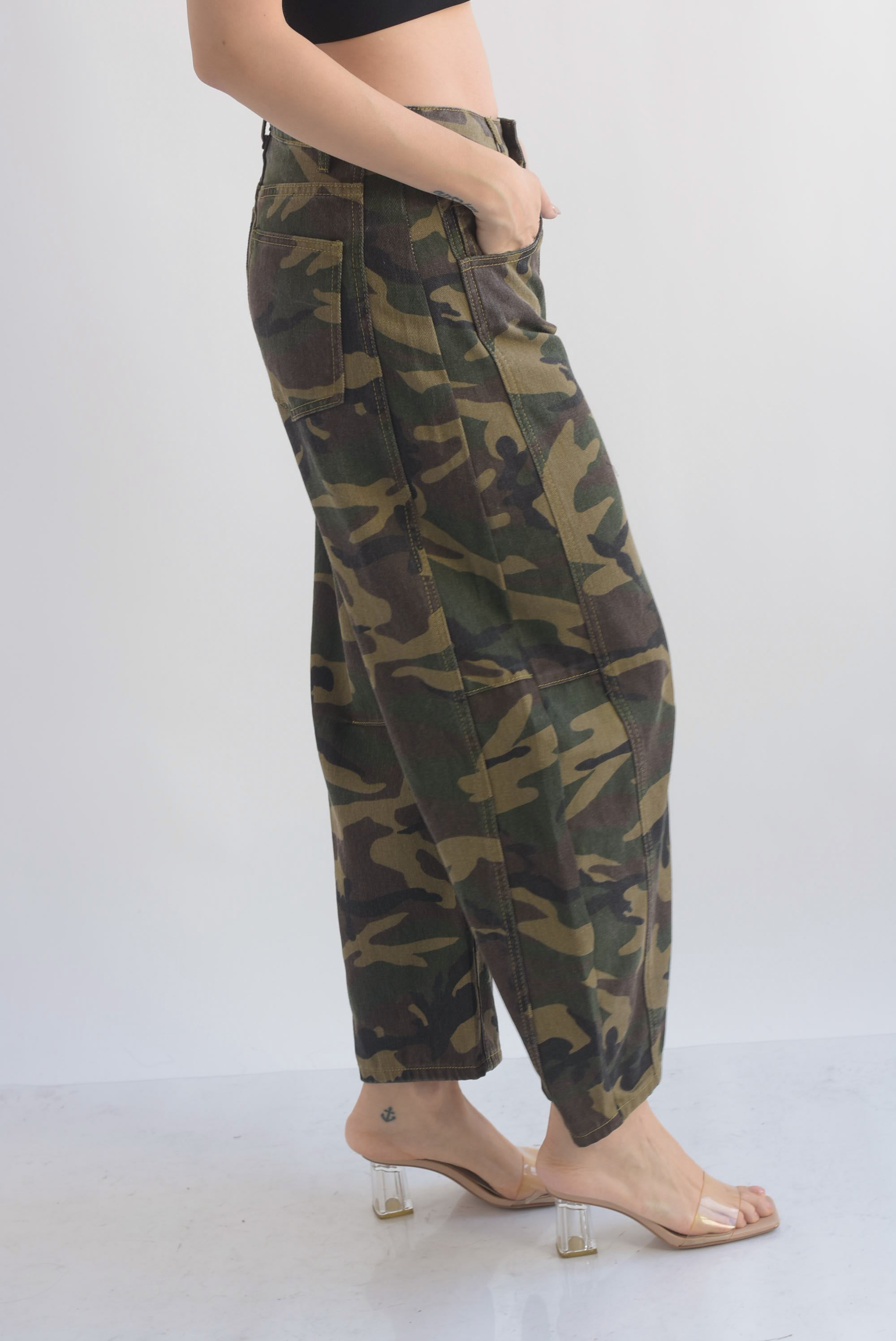 Jeans barrel camuflaje oscuro