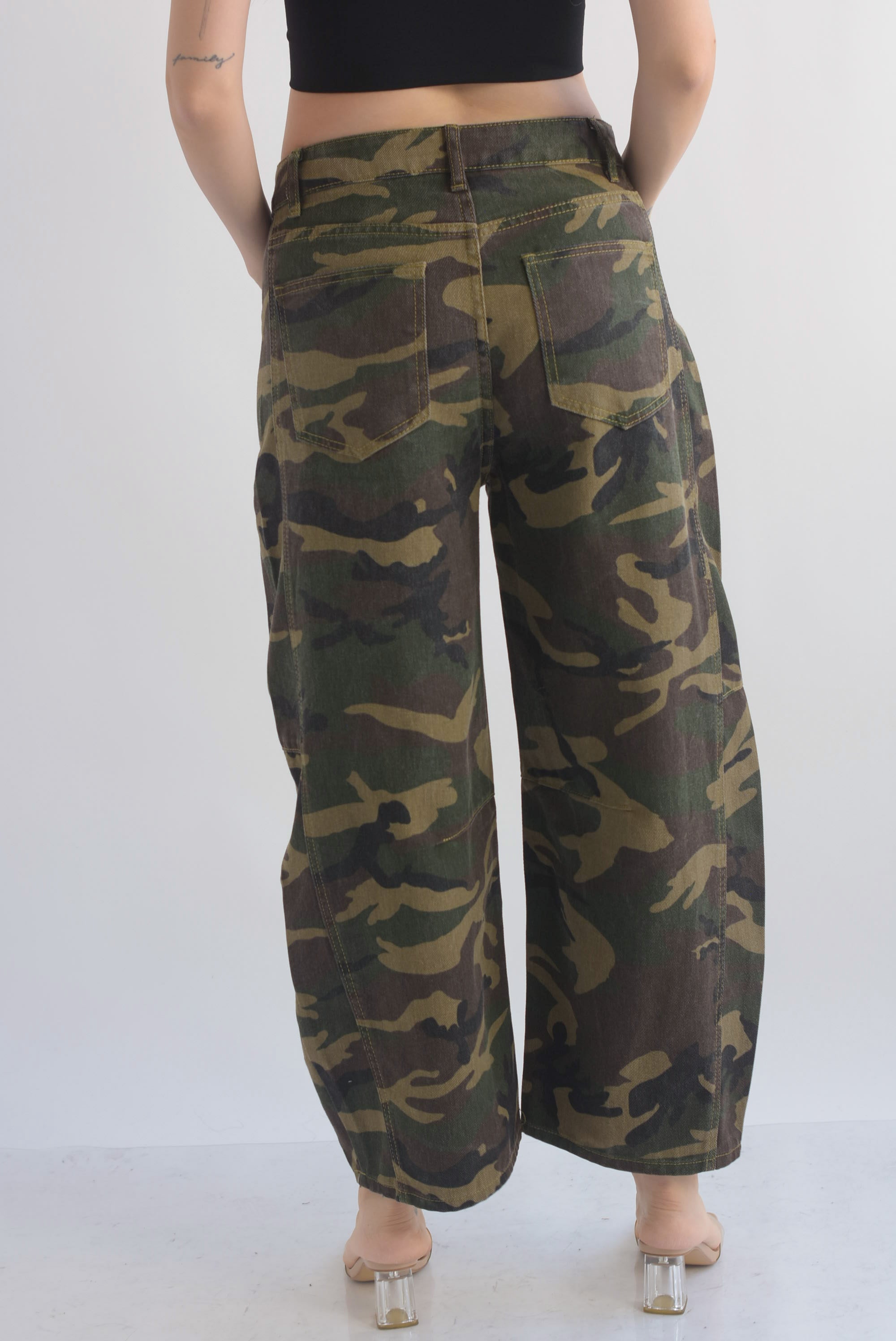 Jeans barrel camuflaje oscuro