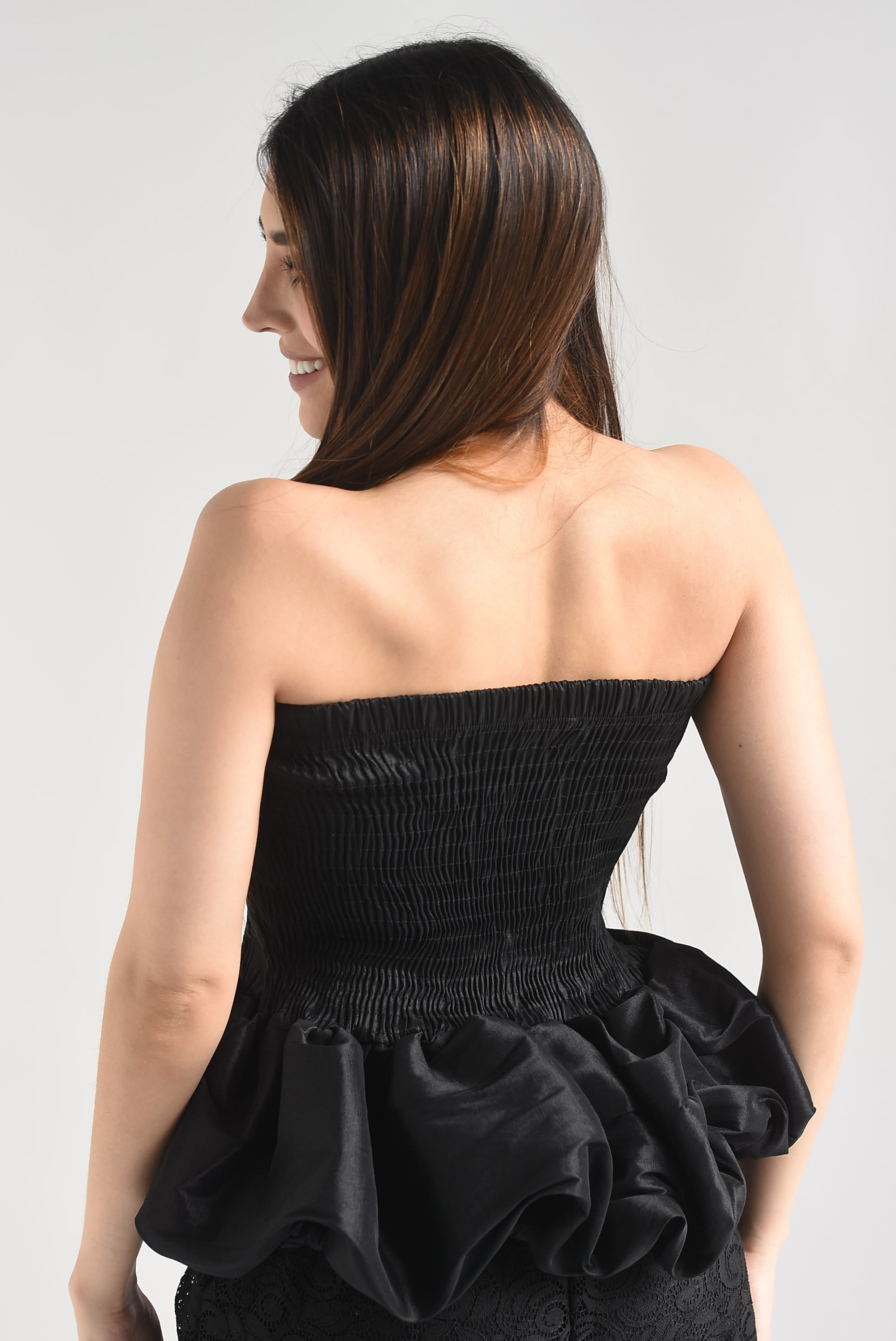 Top strapless globo peplum Negra