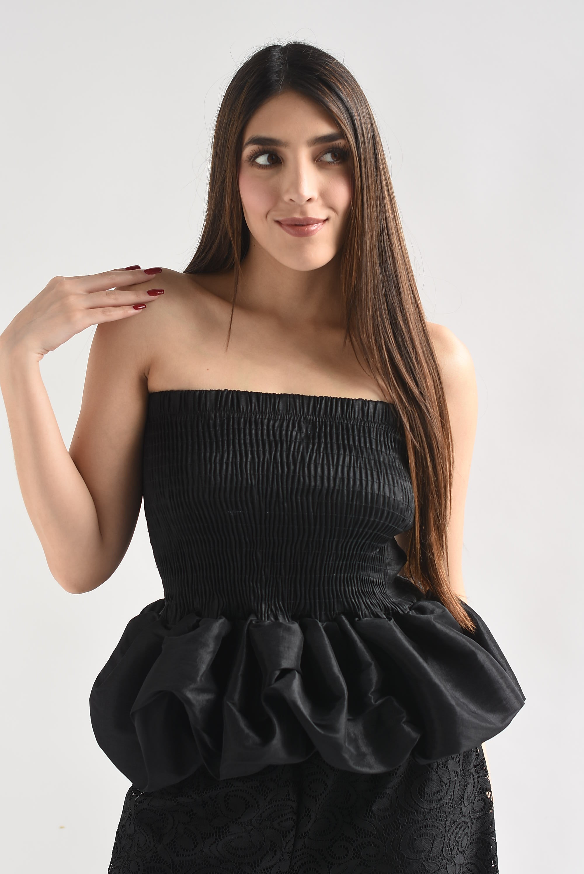 Top strapless globo peplum Negra