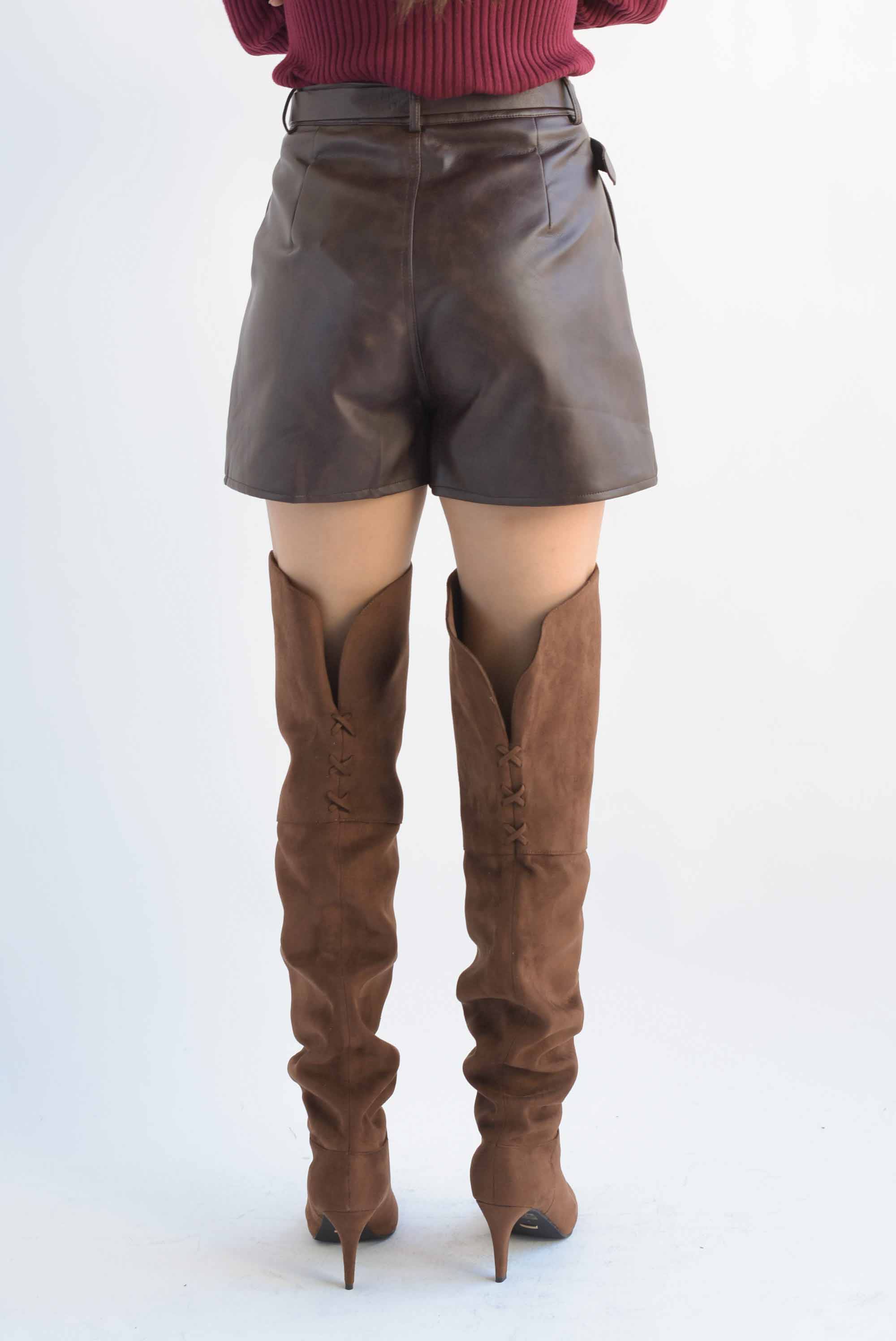 Short vinipiel con cinturón Espresso