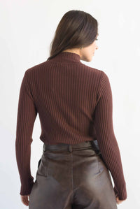 Fashion Styled Sweater canalé cuello alto Café