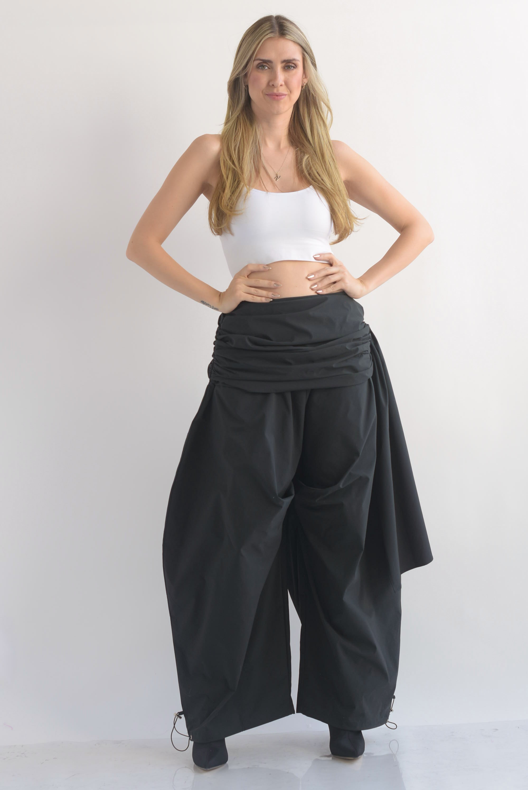 Pantalón globo pretina drapeada cauda