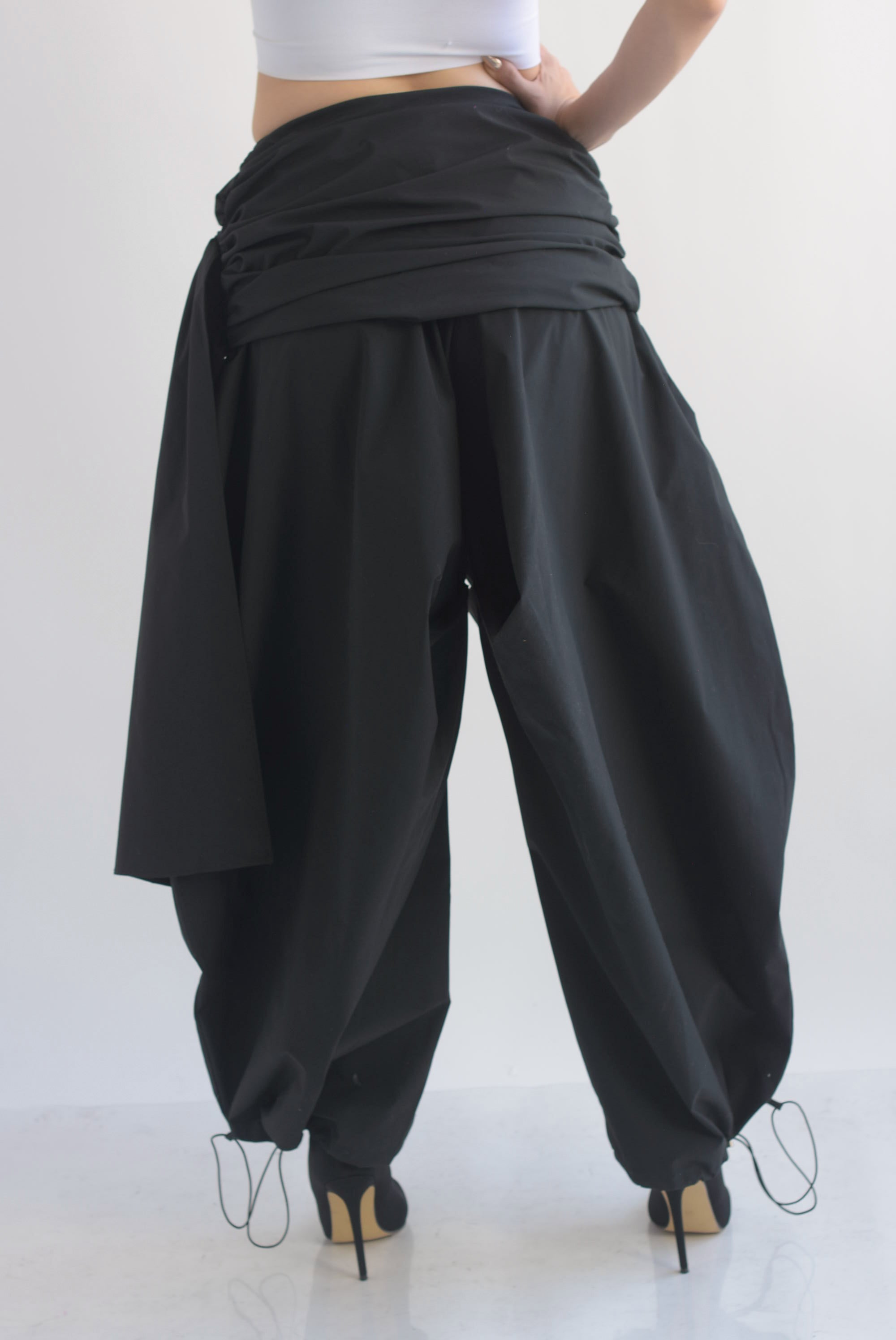 Pantalón globo pretina drapeada cauda